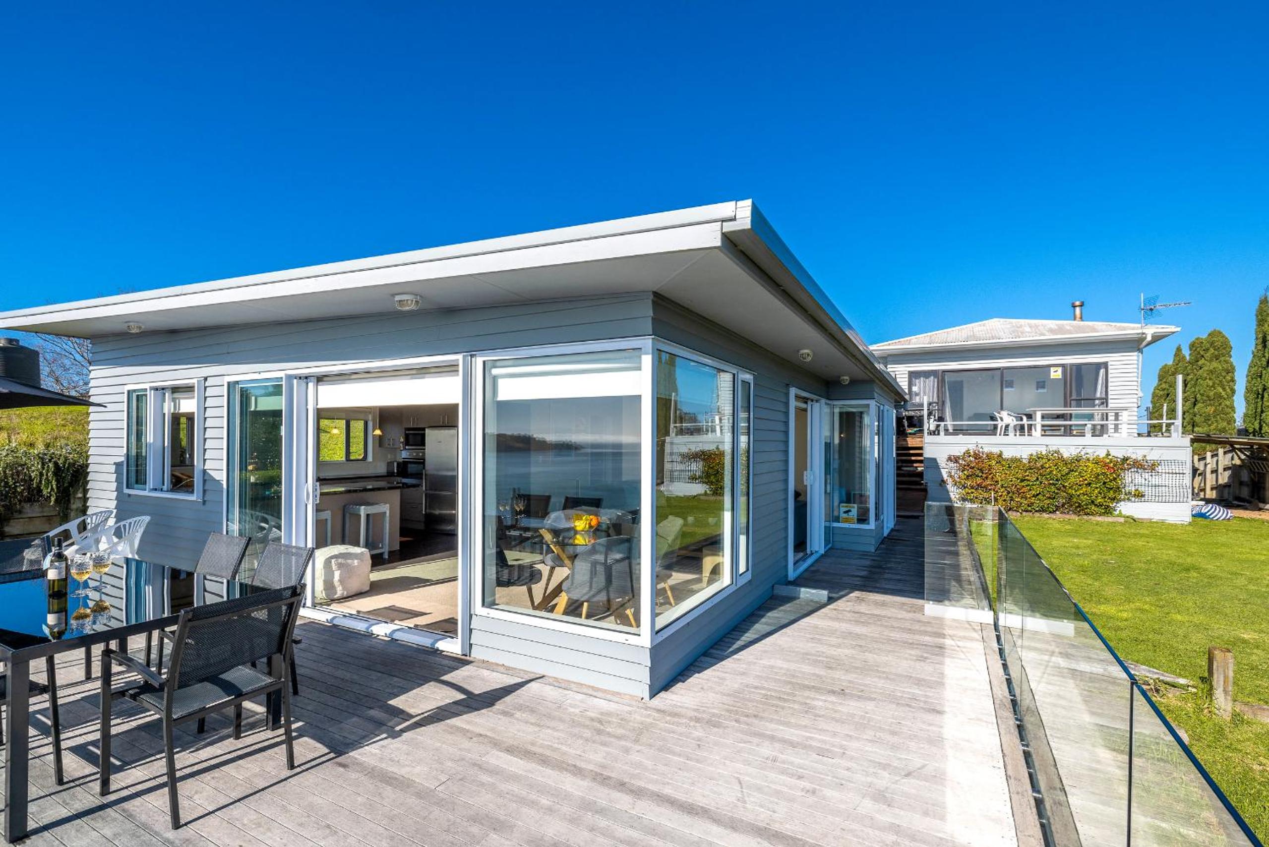 Onetangi Clifftop, Onetangi - Be My Guest Waiheke