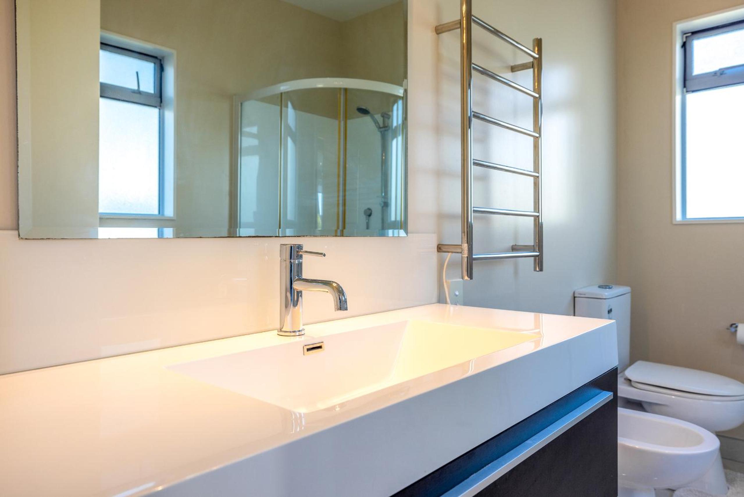 Onetangi Clifftop, Onetangi - Be My Guest Waiheke