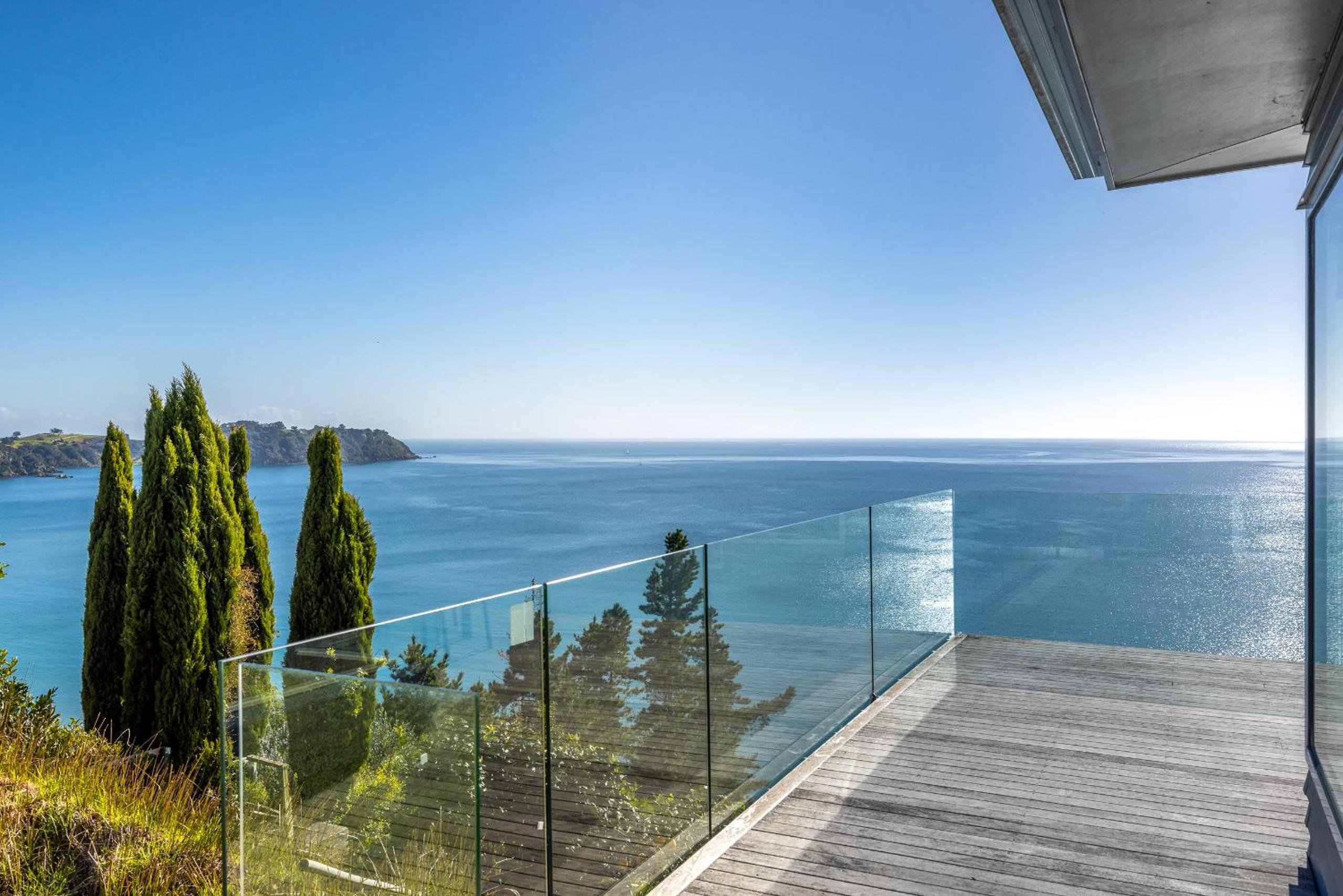 Onetangi Clifftop, Onetangi - Be My Guest Waiheke
