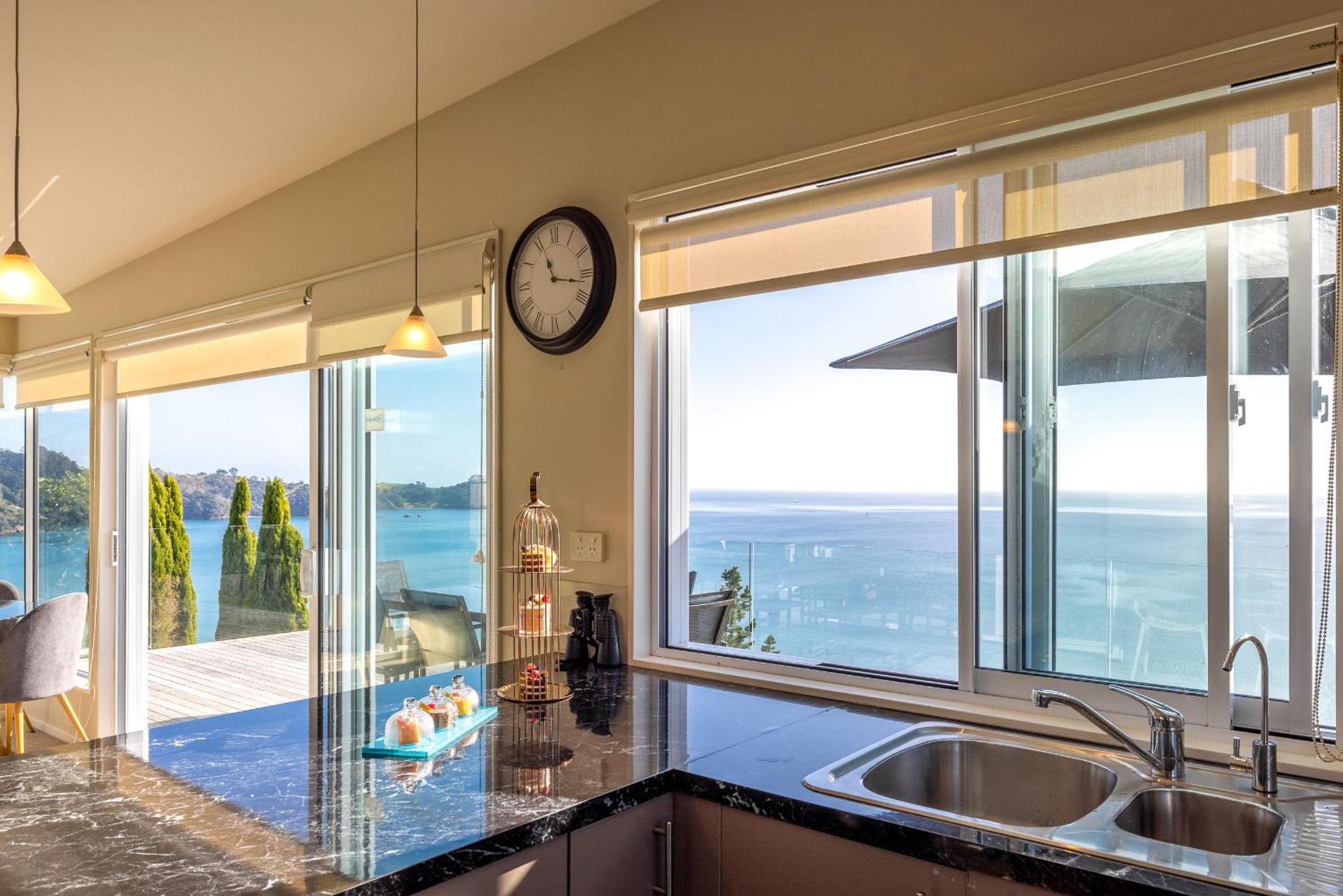 Onetangi Clifftop, Onetangi - Be My Guest Waiheke