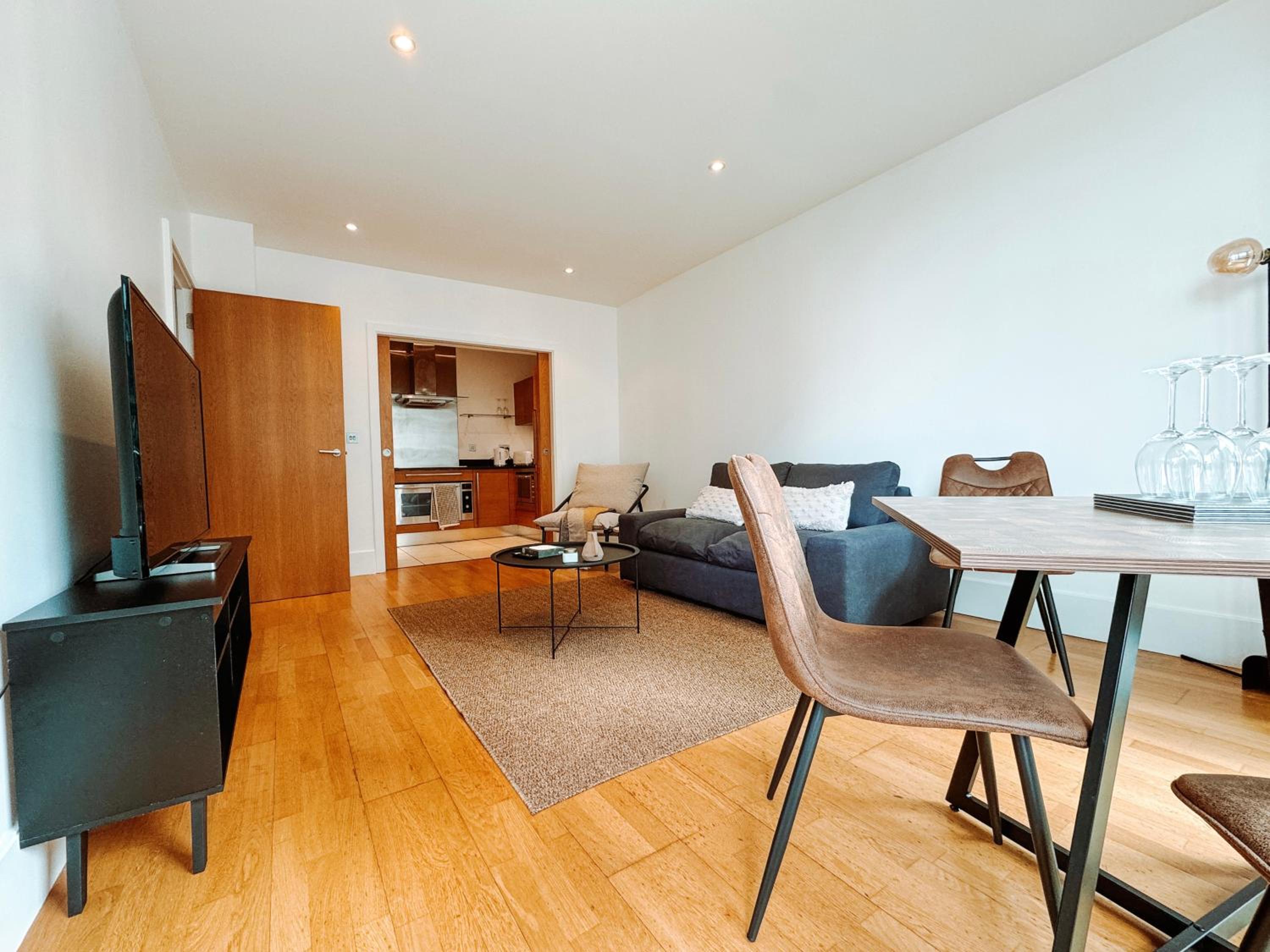 Two Bedroom Luxury Waterfront Apartment in London