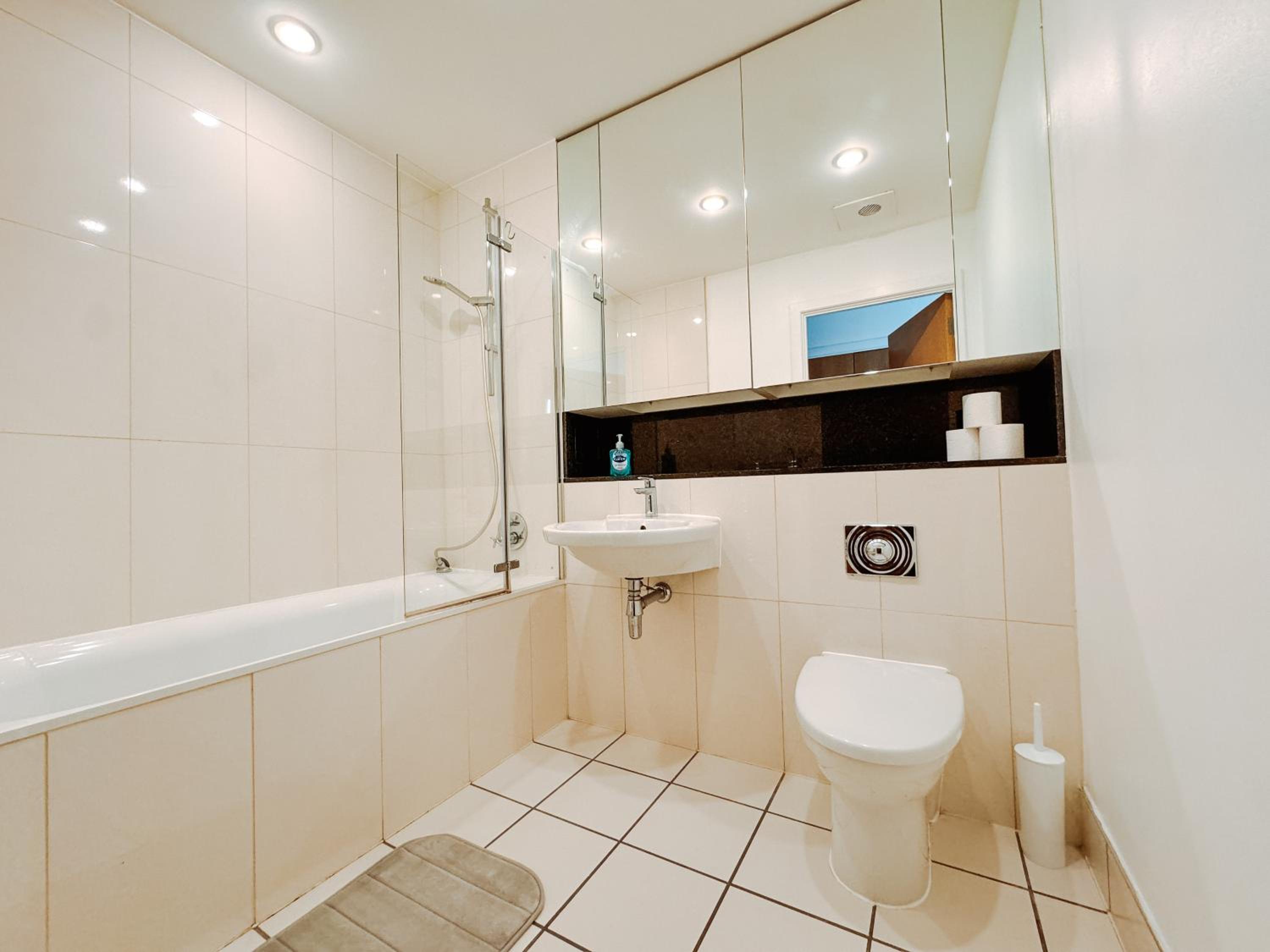 Two Bedroom Luxury Waterfront Apartment in London
