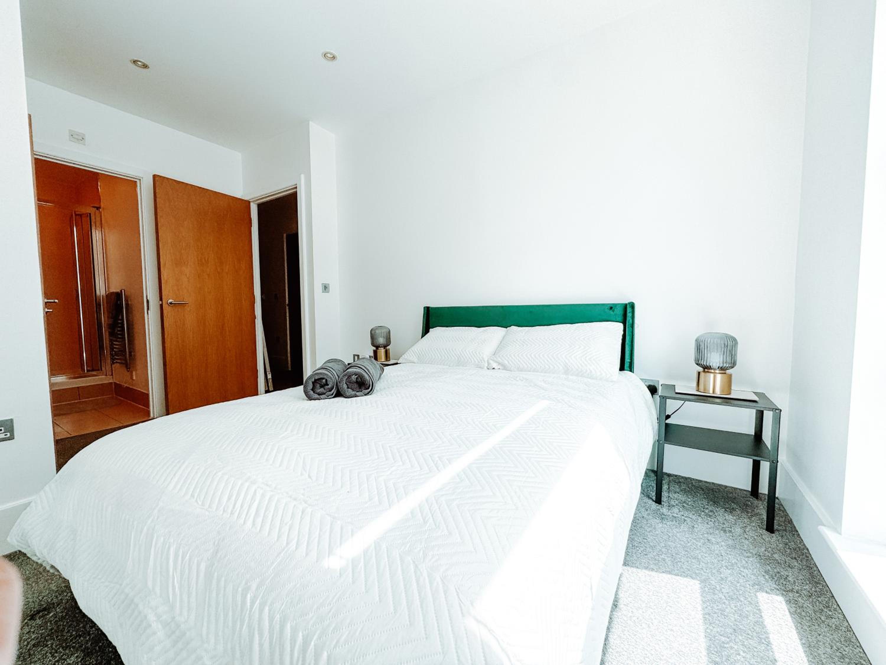 Two Bedroom Luxury Waterfront Apartment in London