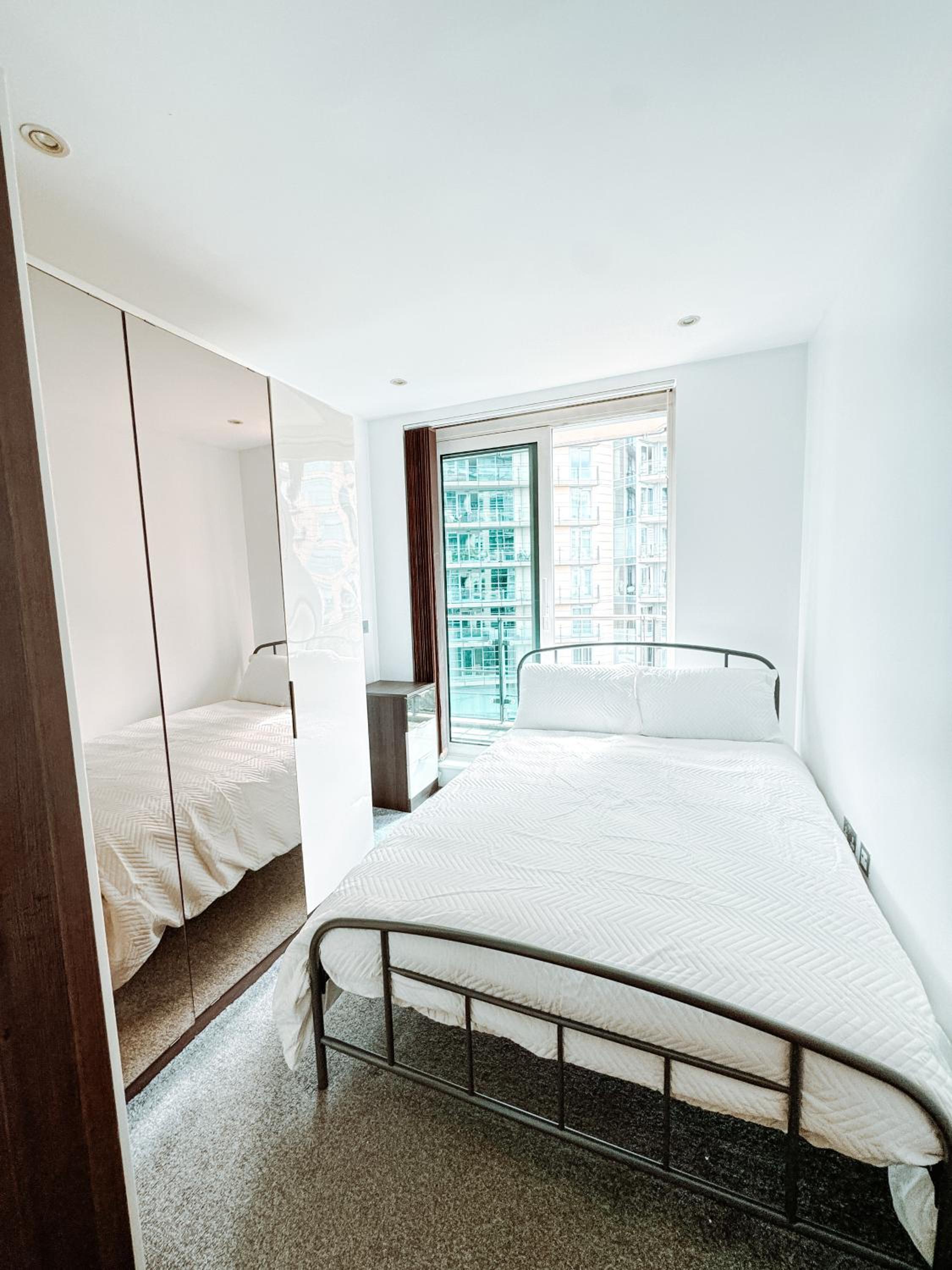 Two Bedroom Luxury Waterfront Apartment in London