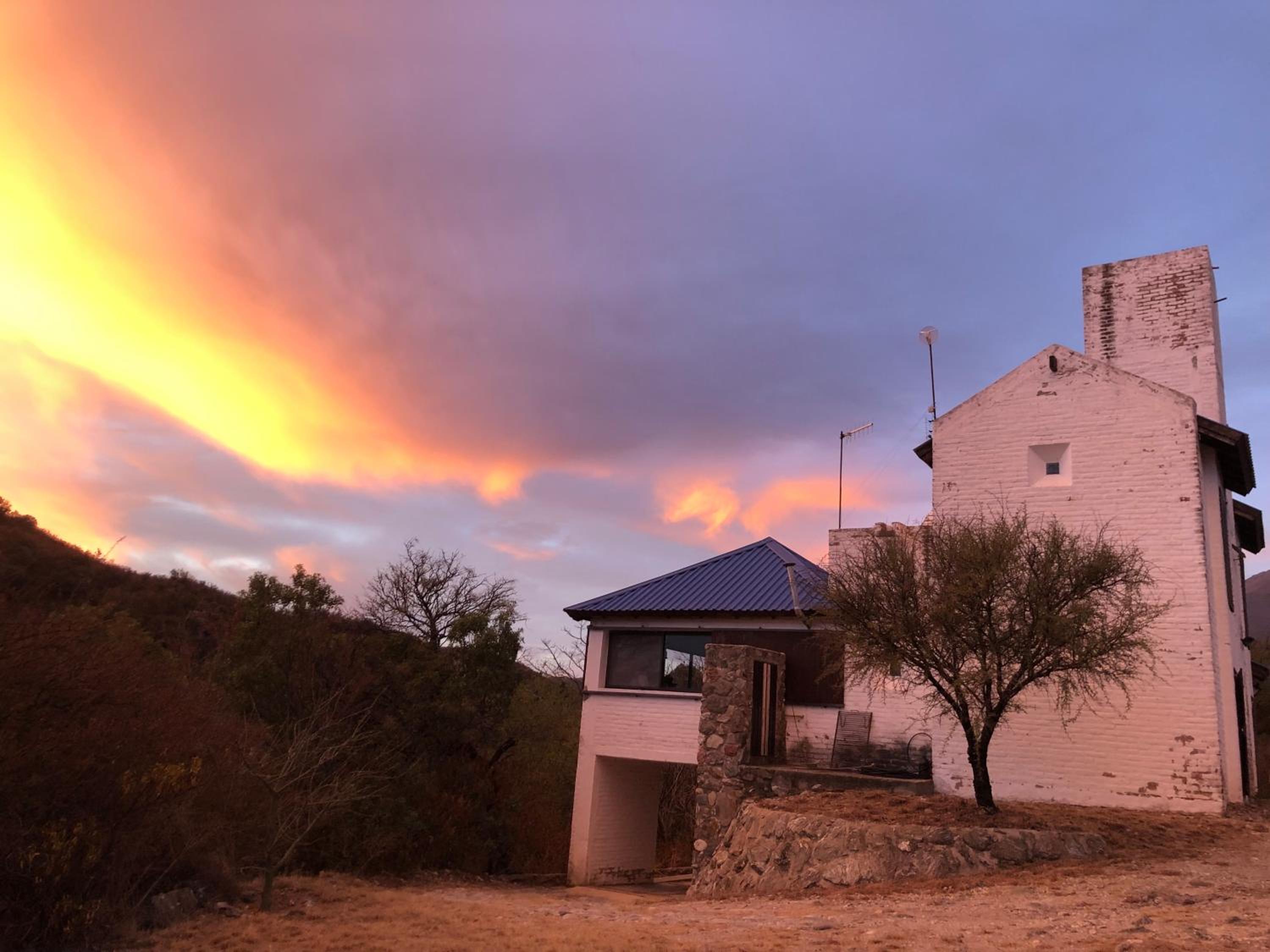 Púrpura Atardecer Hermosa casa de montaña