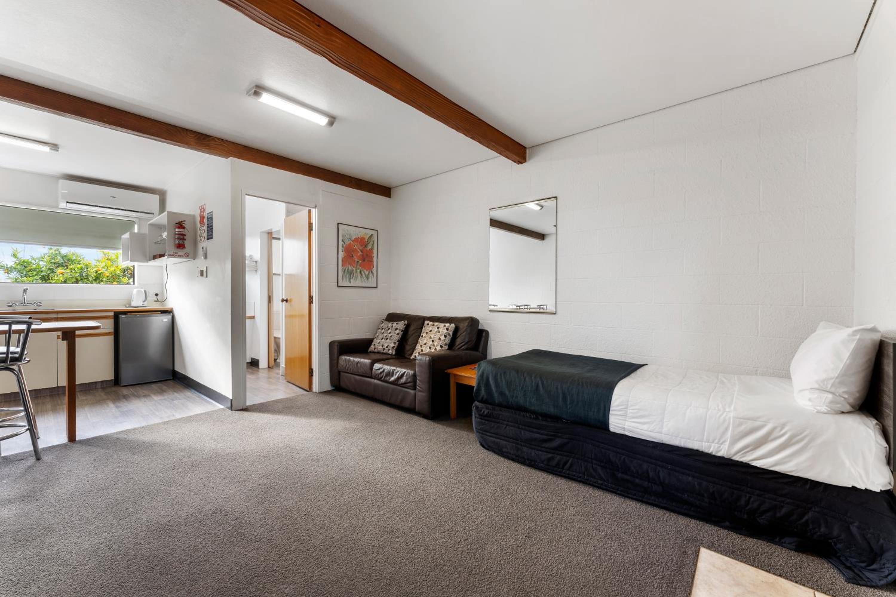 Coachman's Lodge Motel