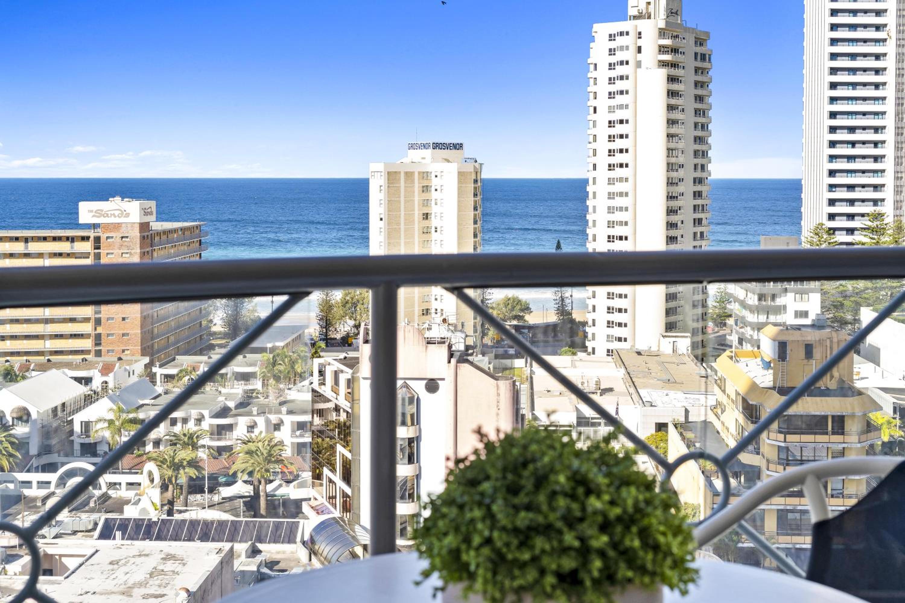 Chevron Renaissance - 3 Bedroom Apartments - Q Stay