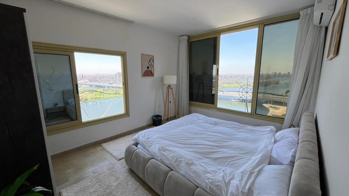 Nile and pyramids view 4BR apt