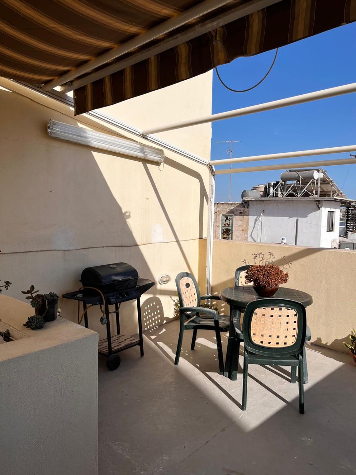 Sliema Room with Air-condition next to the beach 2B view 3