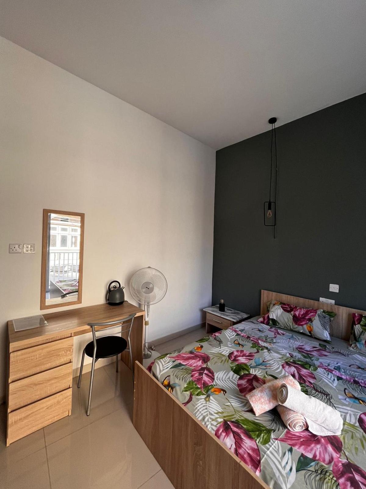 Sliema Room with Air-condition next to the beach 2B view 4