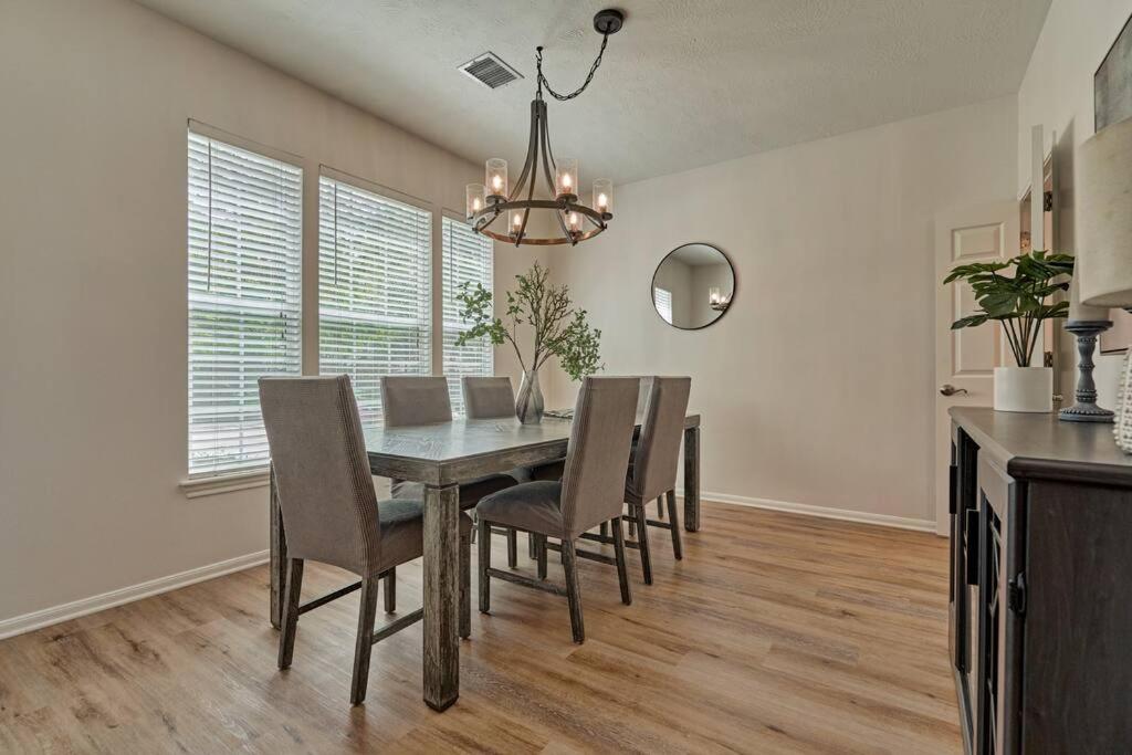 New!4BR with Easy Access to all Woodlands Amenities view 5