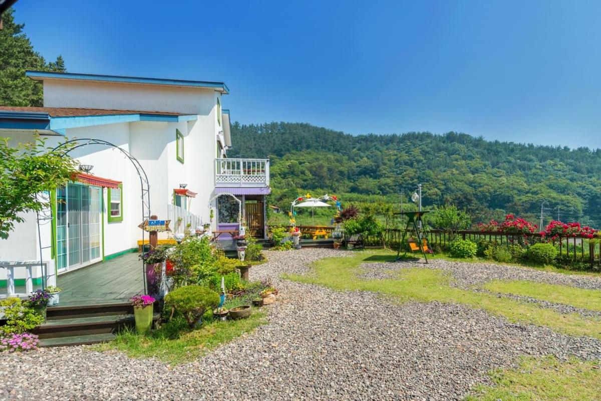 Goseong Hatsal Gadeuk Pension