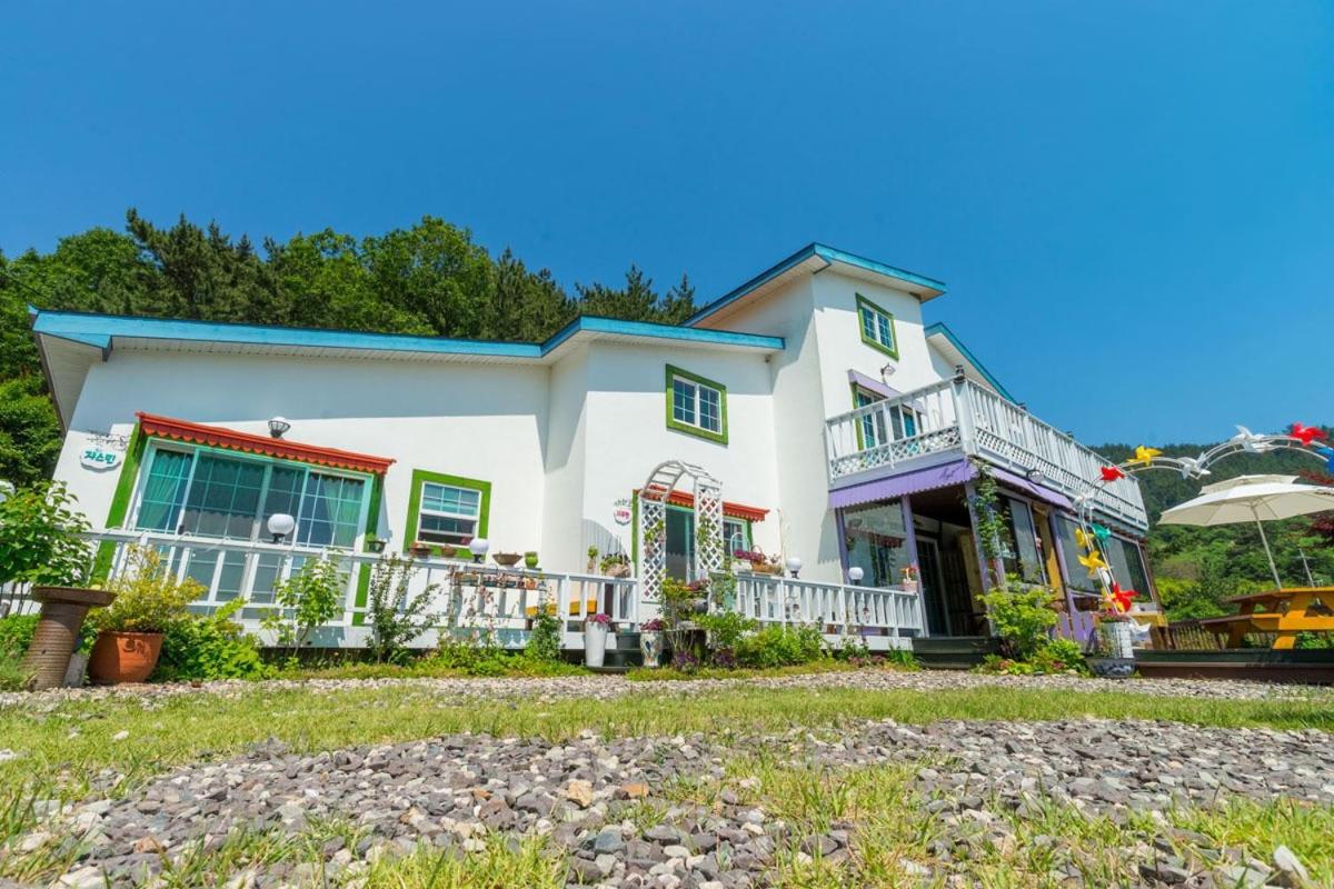 Goseong Hatsal Gadeuk Pension