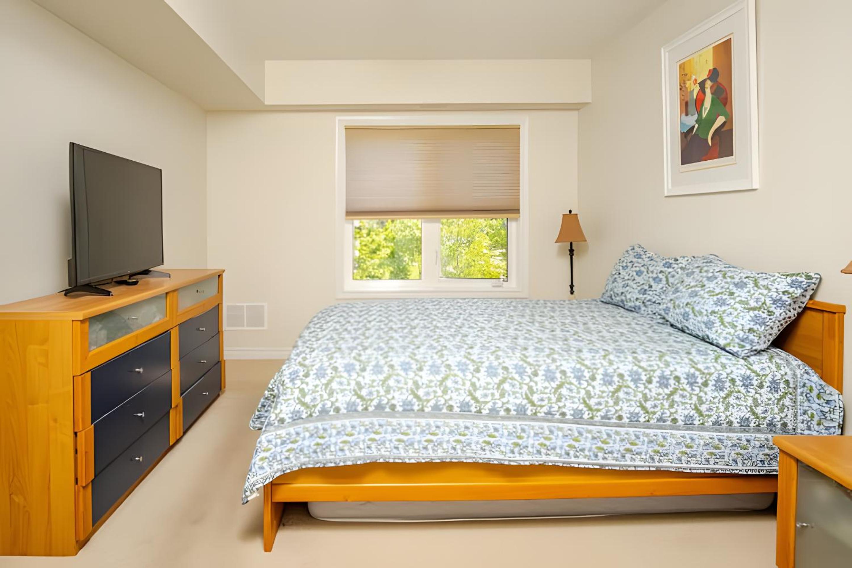 Specious 2 Bedroom Condo in Collingwood