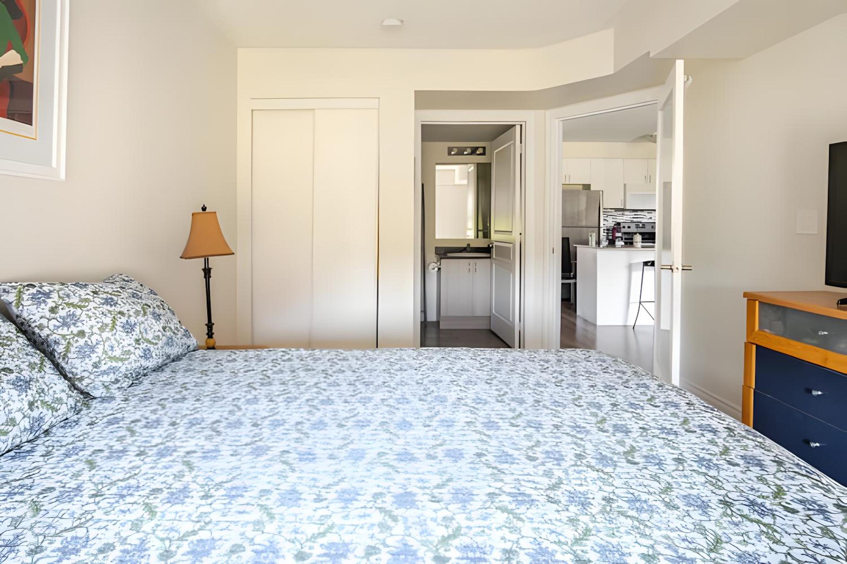 Specious 2 Bedroom Condo in Collingwood