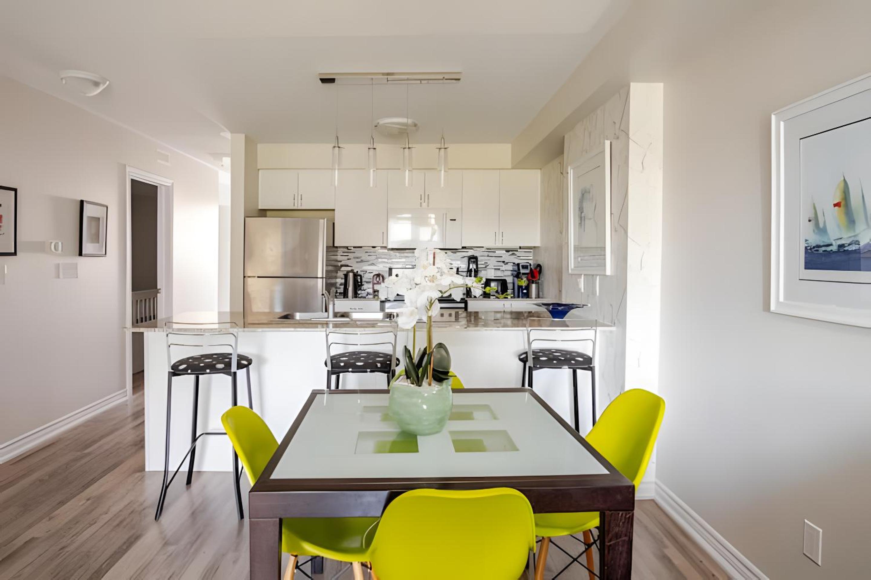 Specious 2 Bedroom Condo in Collingwood