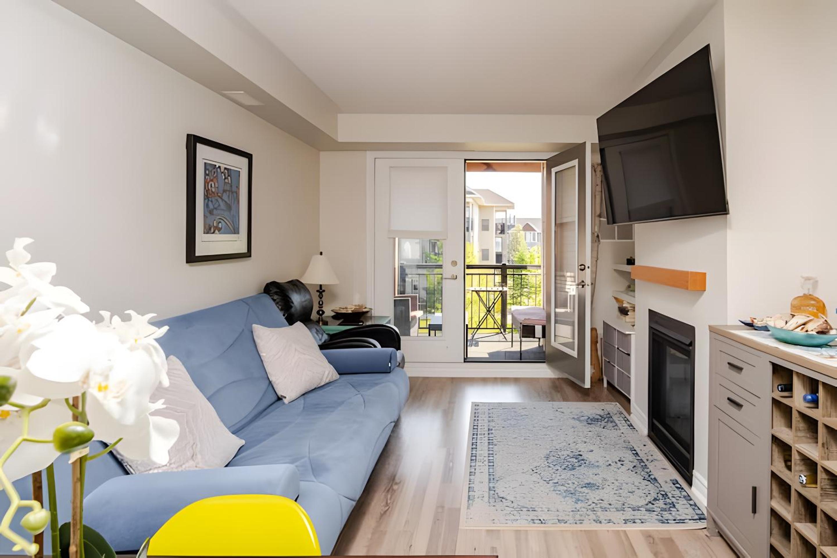 Specious 2 Bedroom Condo in Collingwood