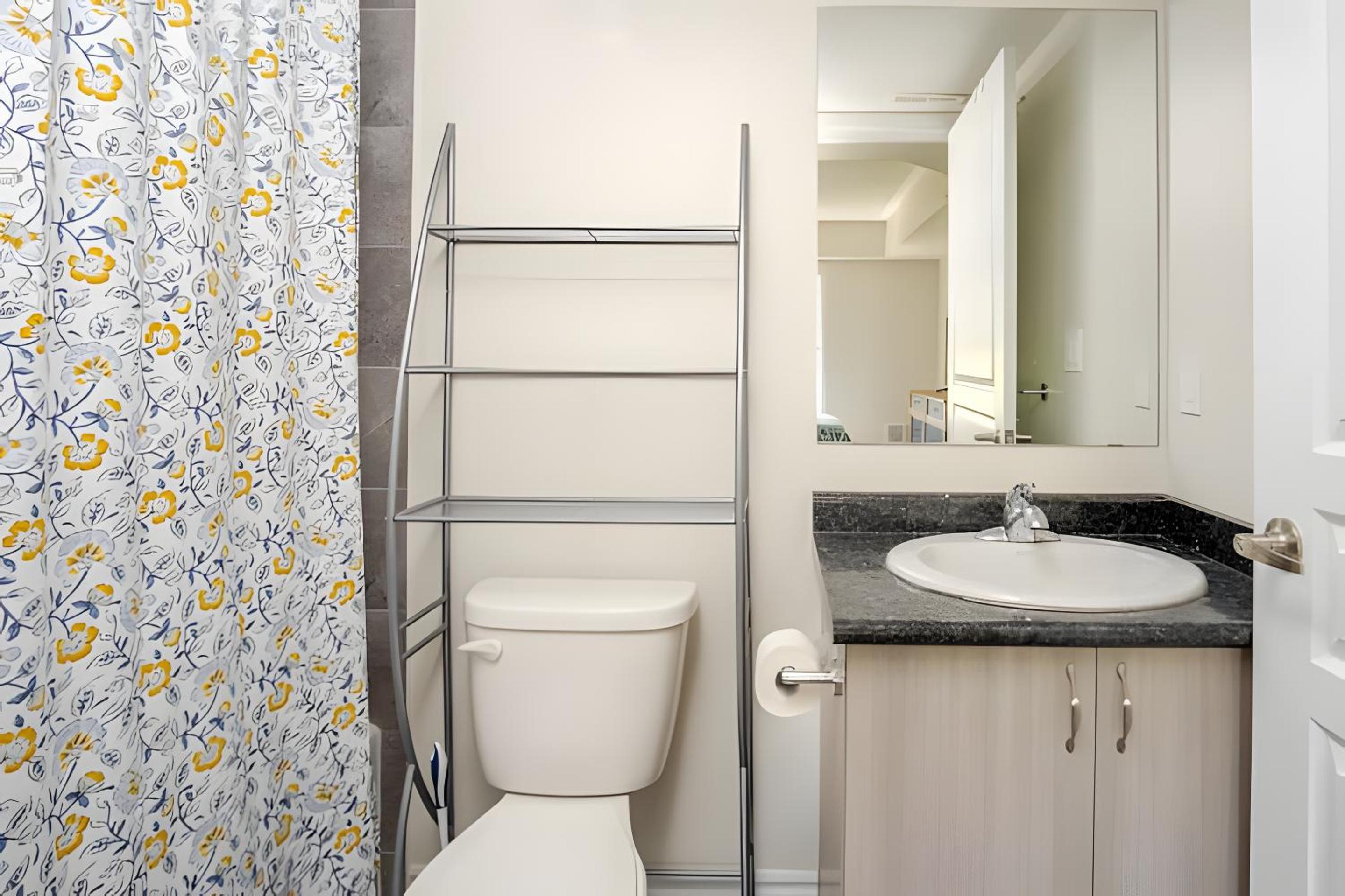 Specious 2 Bedroom Condo in Collingwood