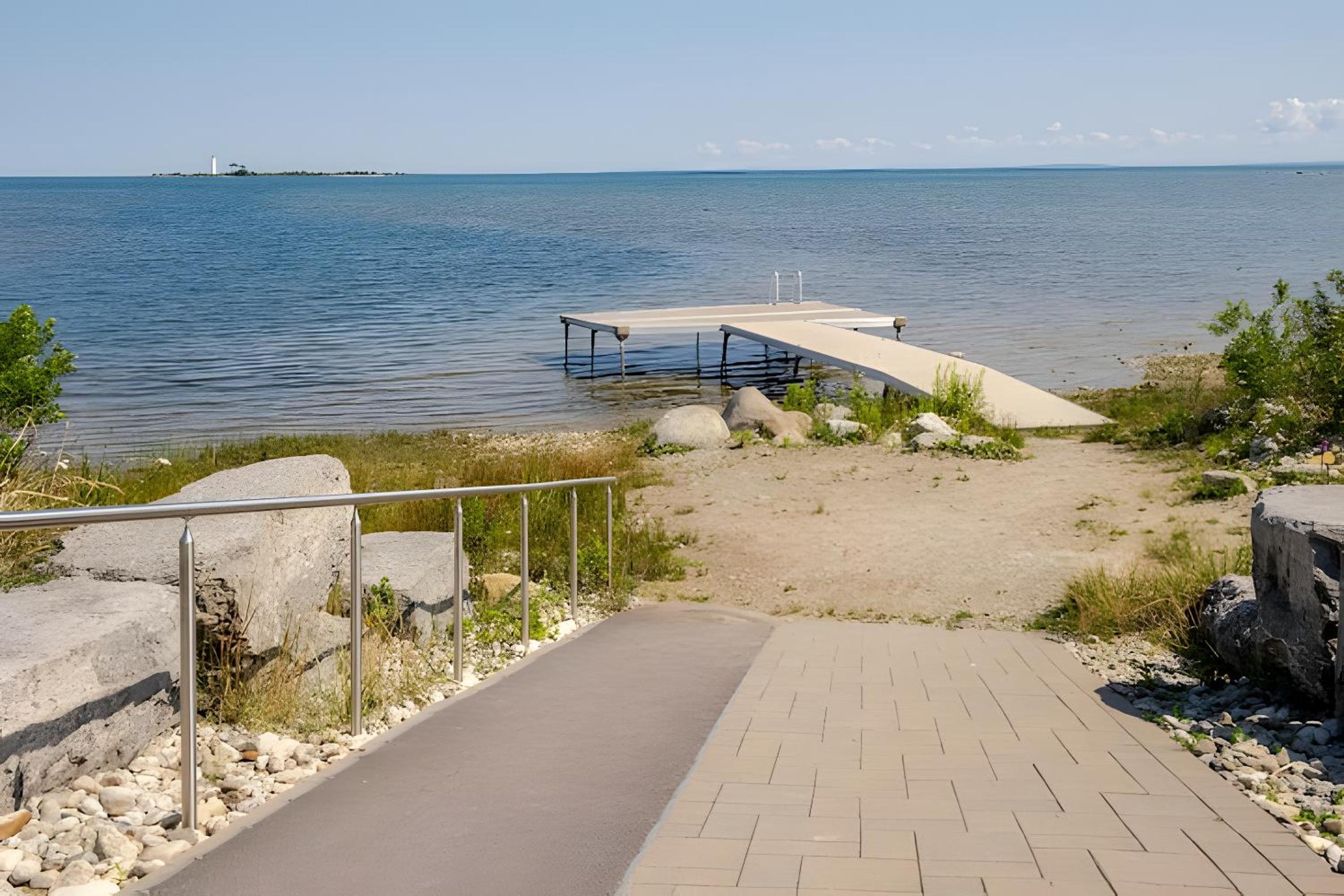 Specious 2 Bedroom Condo in Collingwood