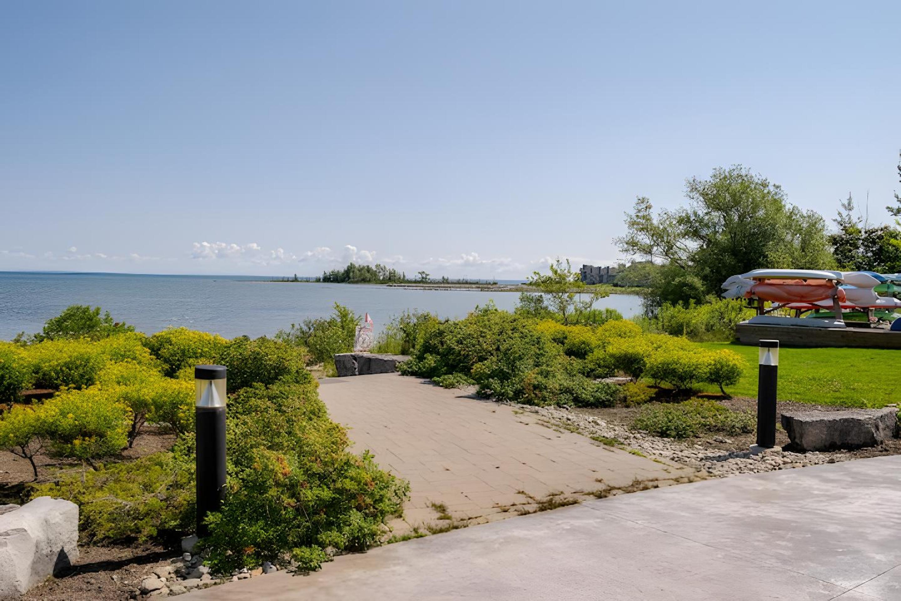 Specious 2 Bedroom Condo in Collingwood