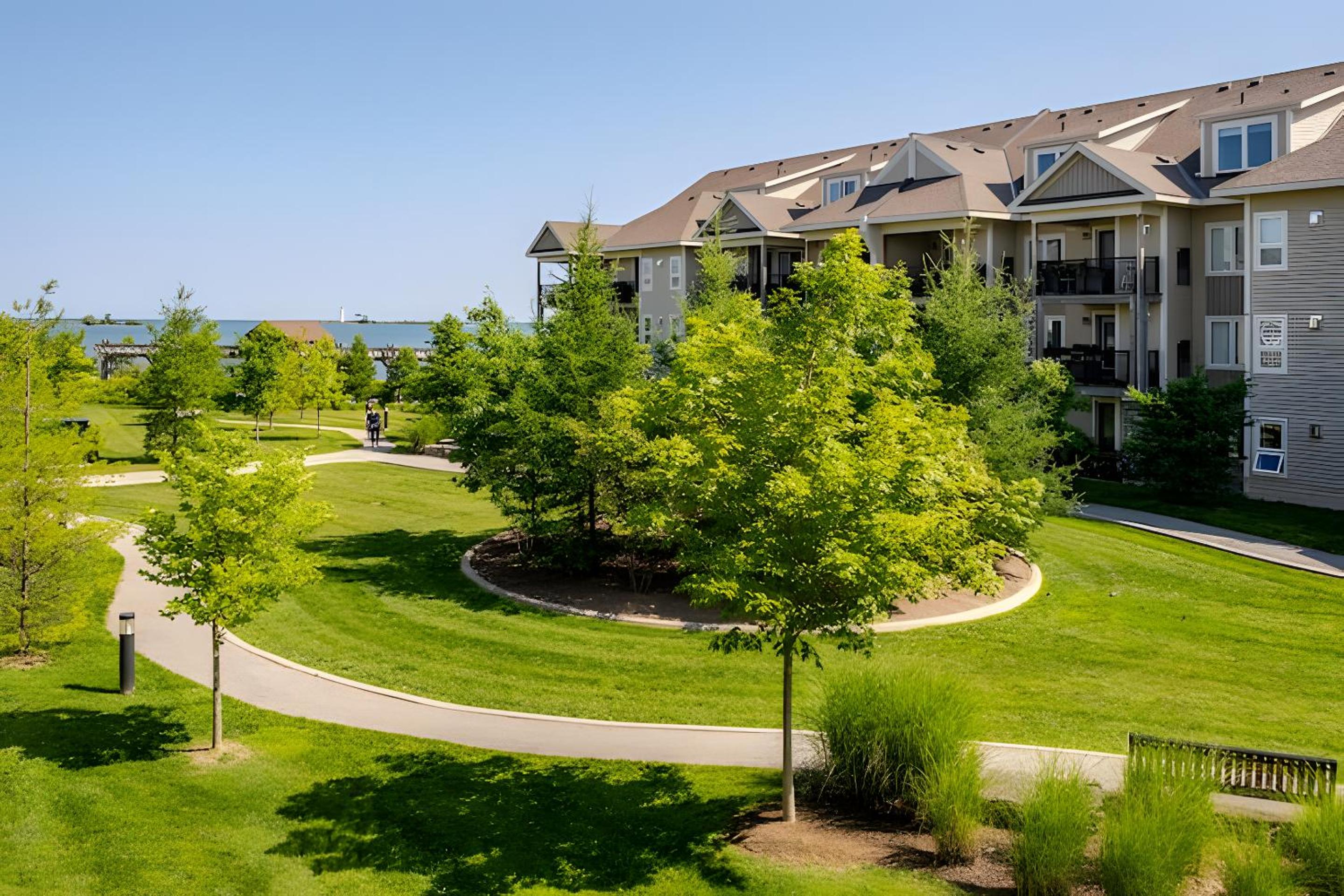 Specious 2 Bedroom Condo in Collingwood