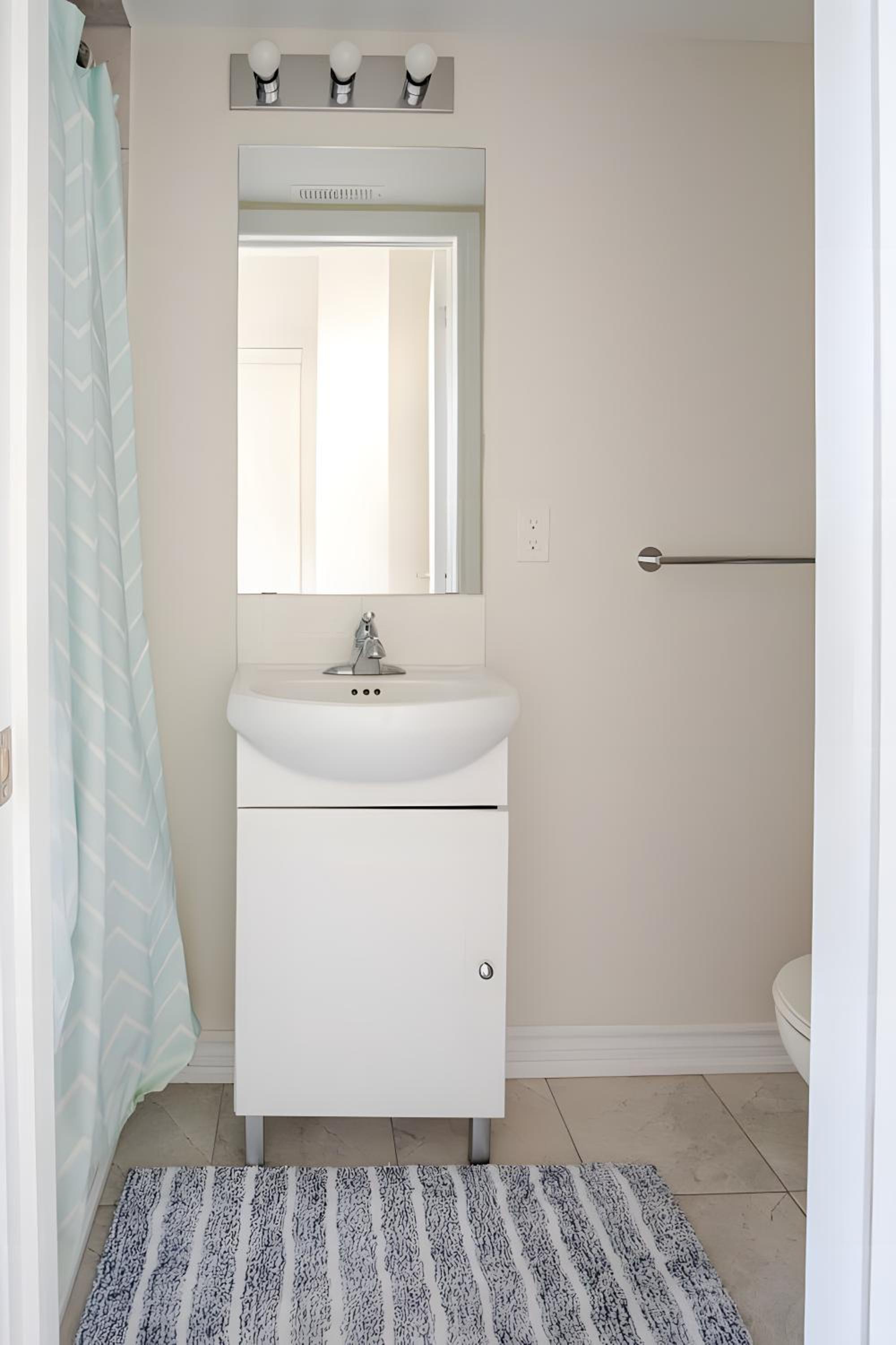 Specious 2 Bedroom Condo in Collingwood