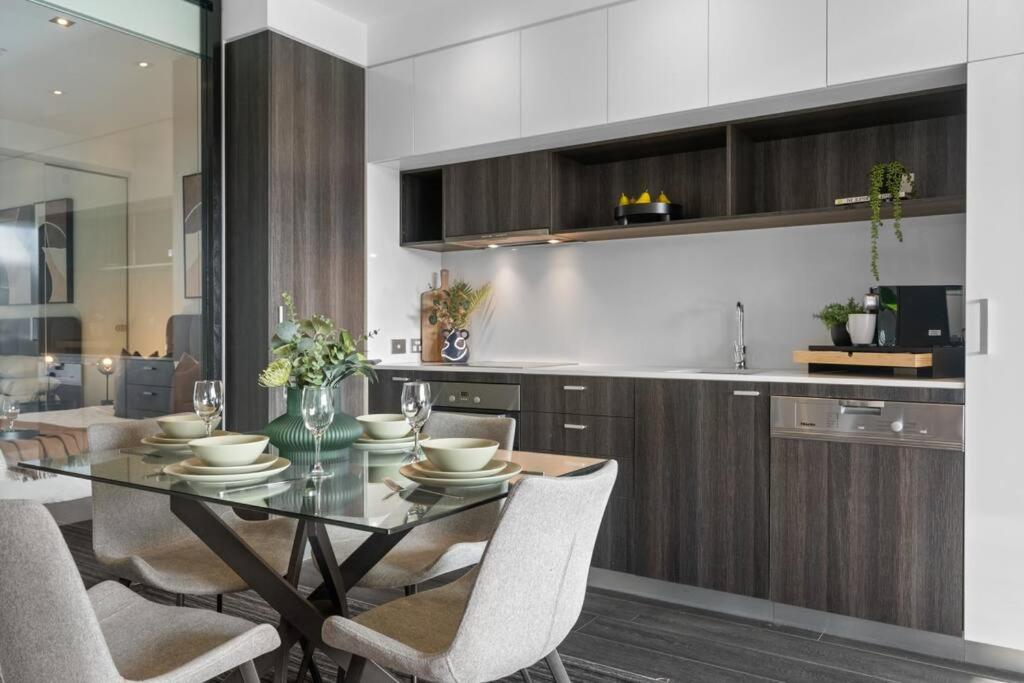 Luxurious Fitzroy Street Getaway