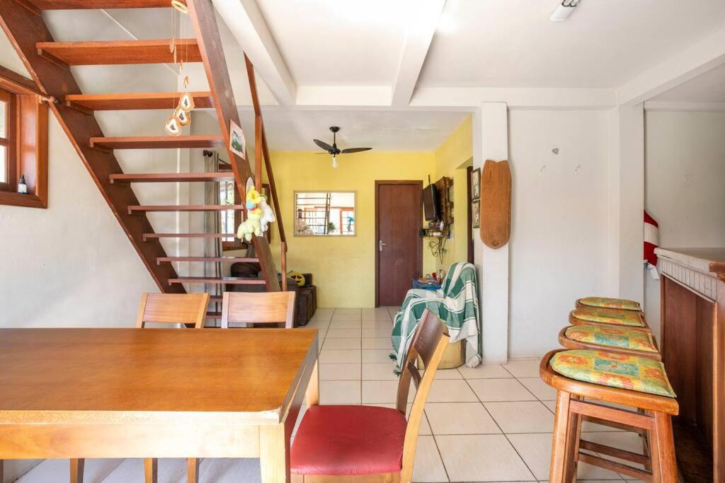 Casa na reserva natural do surf com trilha para praia e terreno compartilhado