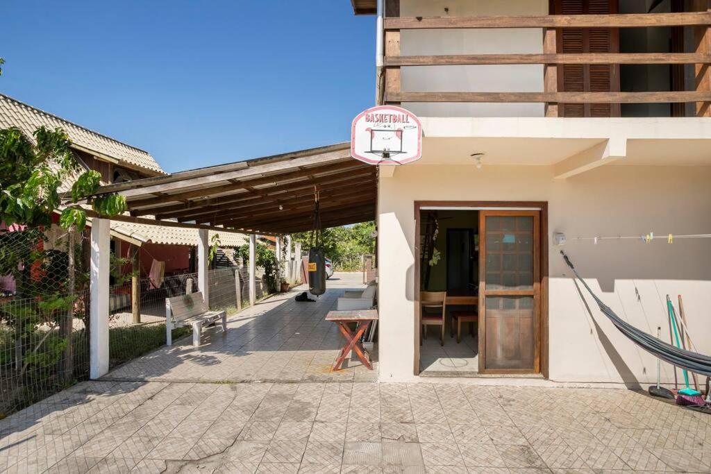 Casa na reserva natural do surf com trilha para praia e terreno compartilhado