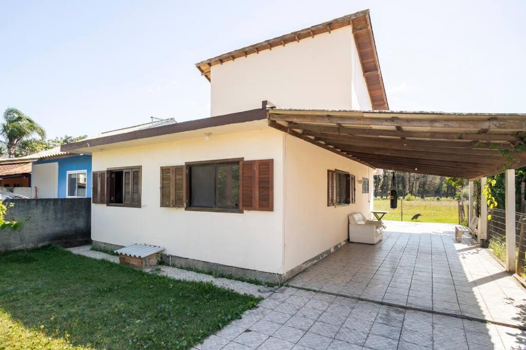 Casa na reserva natural do surf com trilha para praia e terreno compartilhado