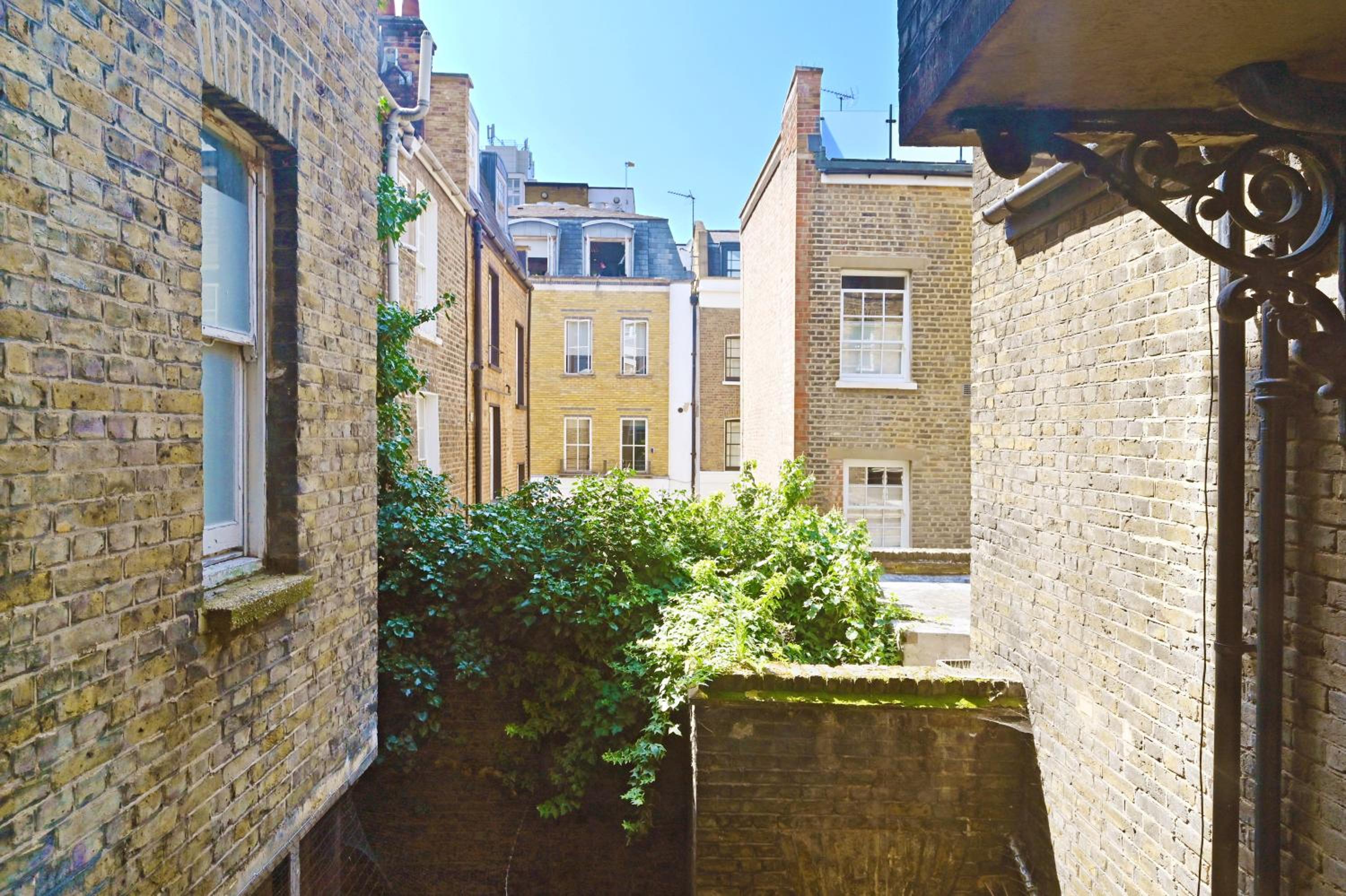 Charming West End Residence in Peaceful Fitzrovia view 5