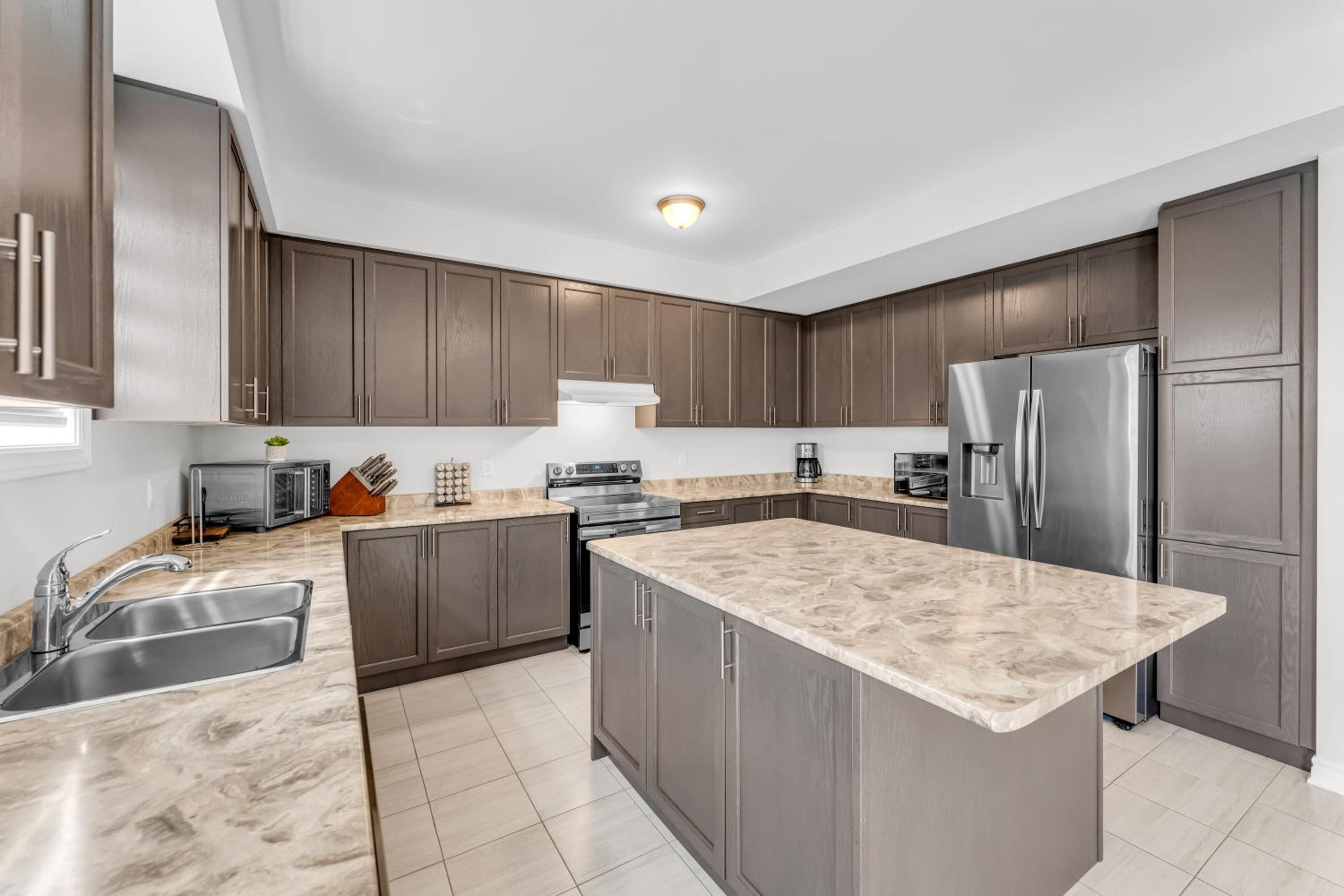 Luxury Mansion minutes to Niagara Falls and Buffalo