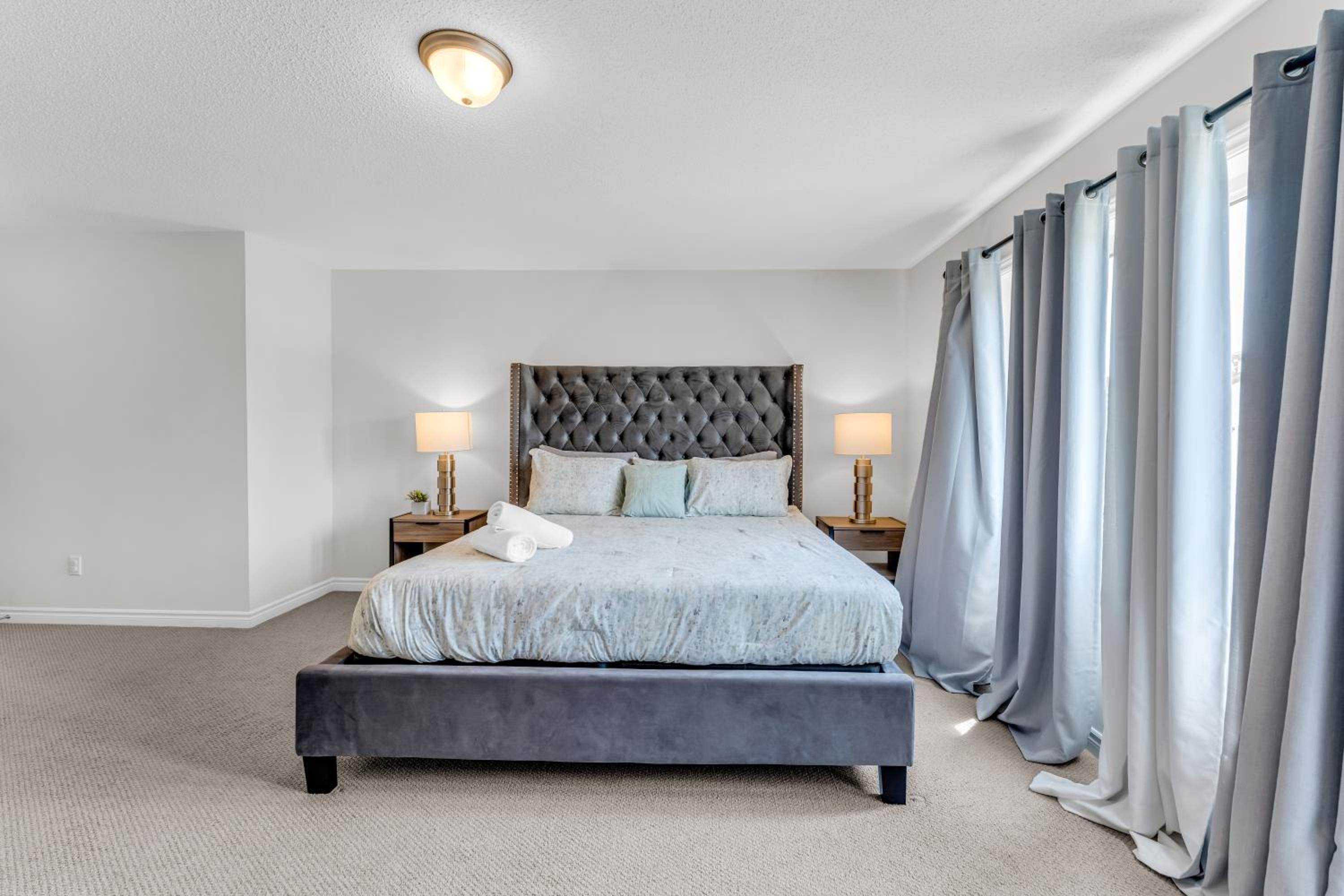 Luxury Mansion minutes to Niagara Falls and Buffalo