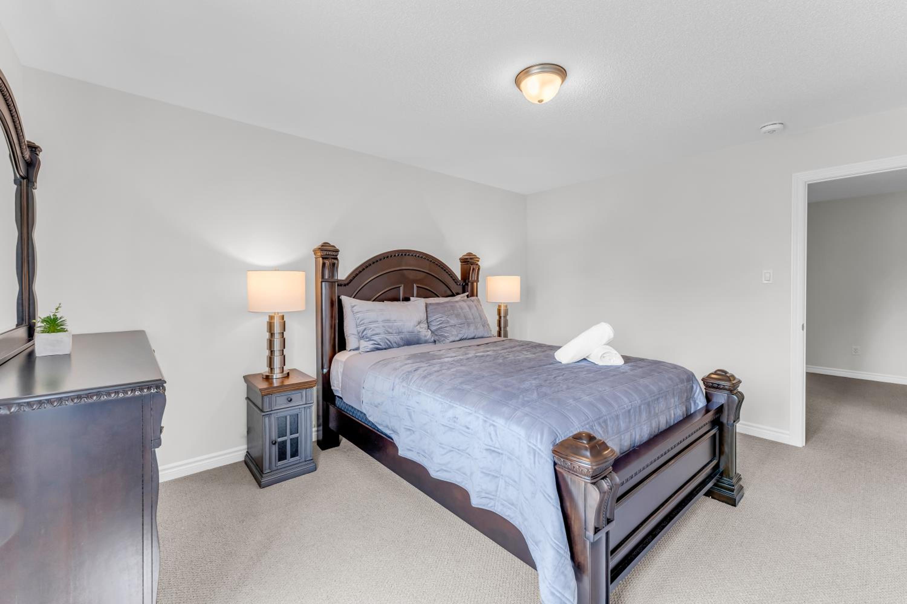 Luxury Mansion minutes to Niagara Falls and Buffalo