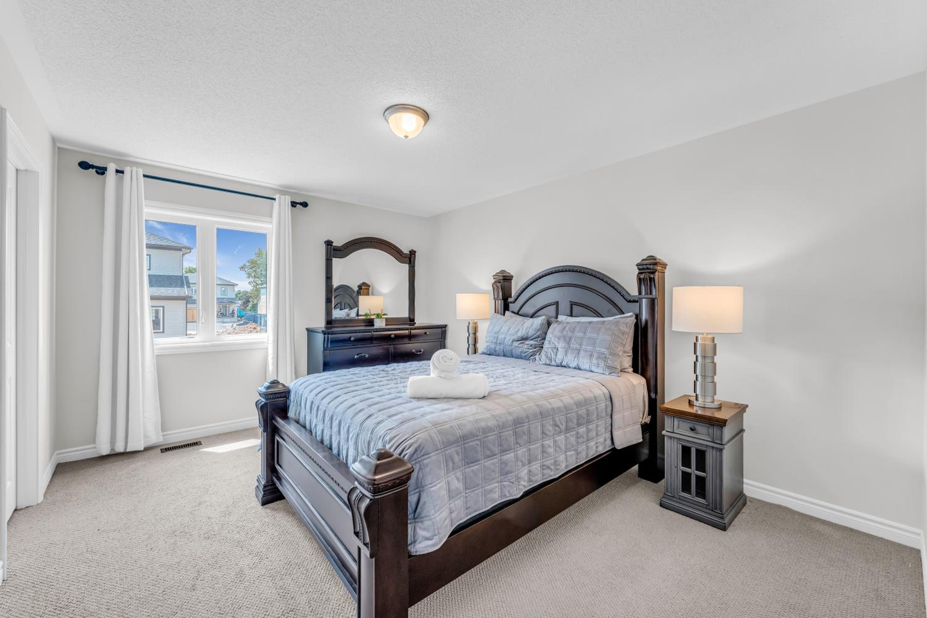 Luxury Mansion minutes to Niagara Falls and Buffalo
