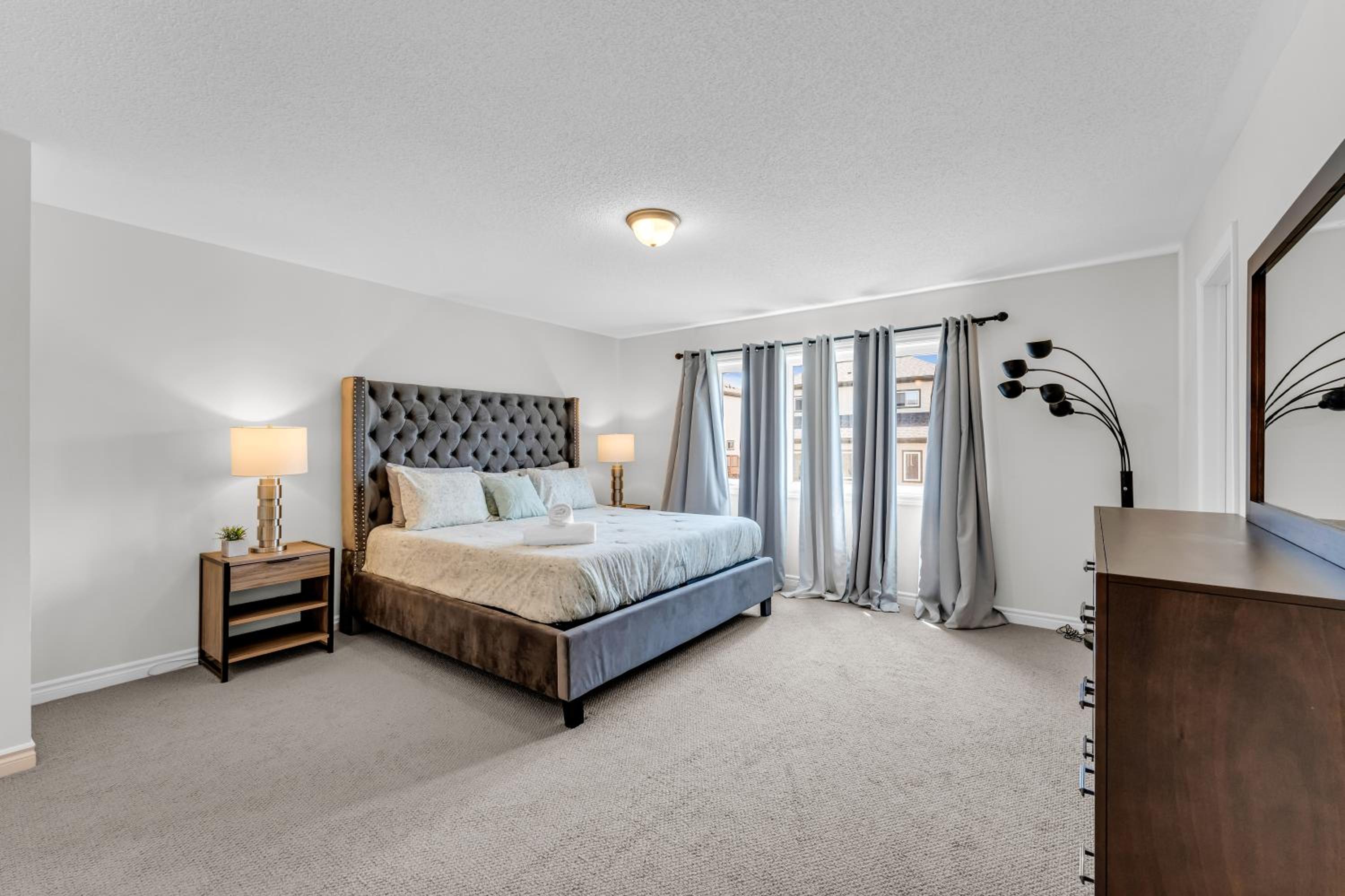 Luxury Mansion minutes to Niagara Falls and Buffalo