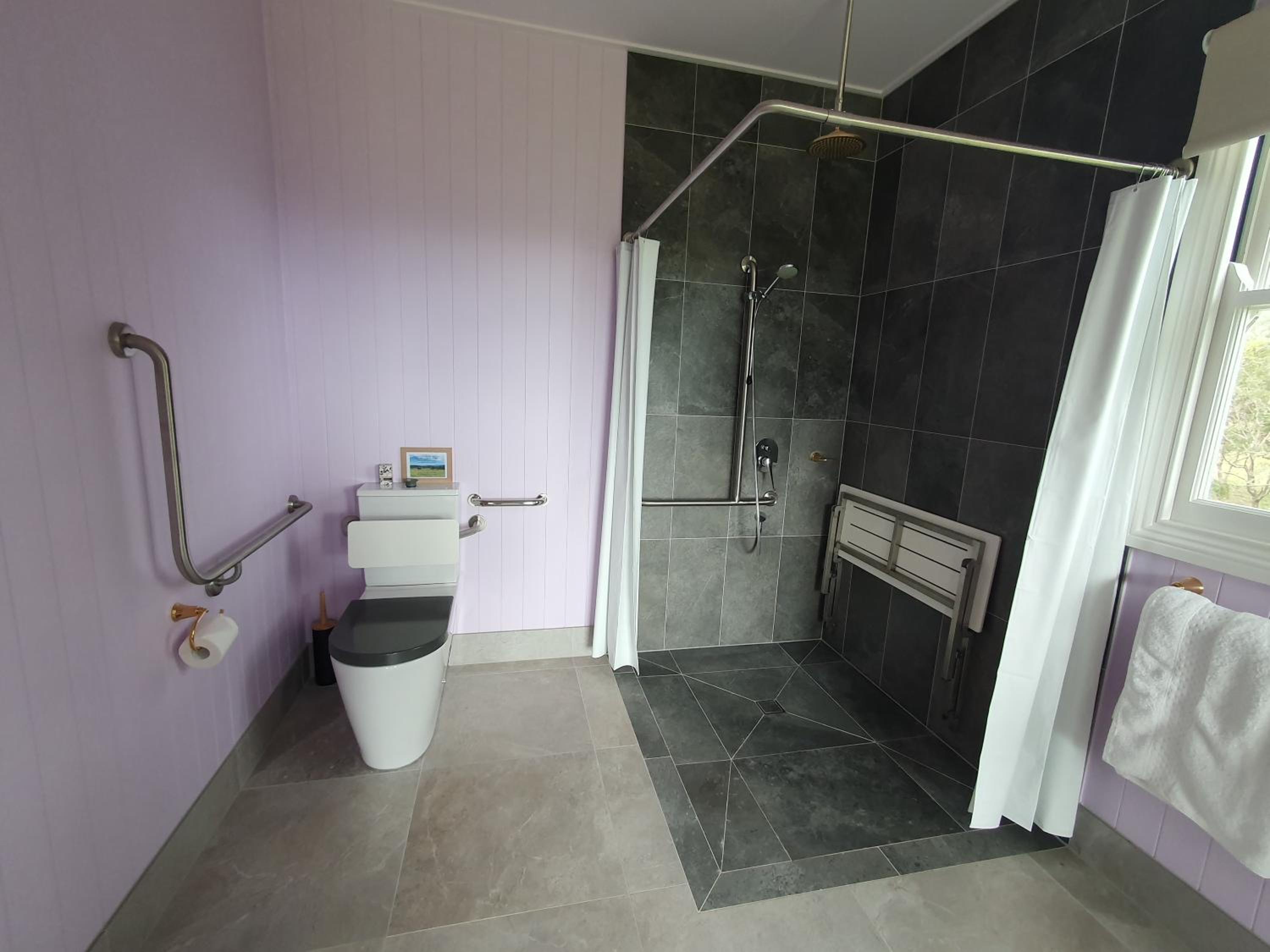 Couples Accessible Cabin, Zarina Country Cabins, 6