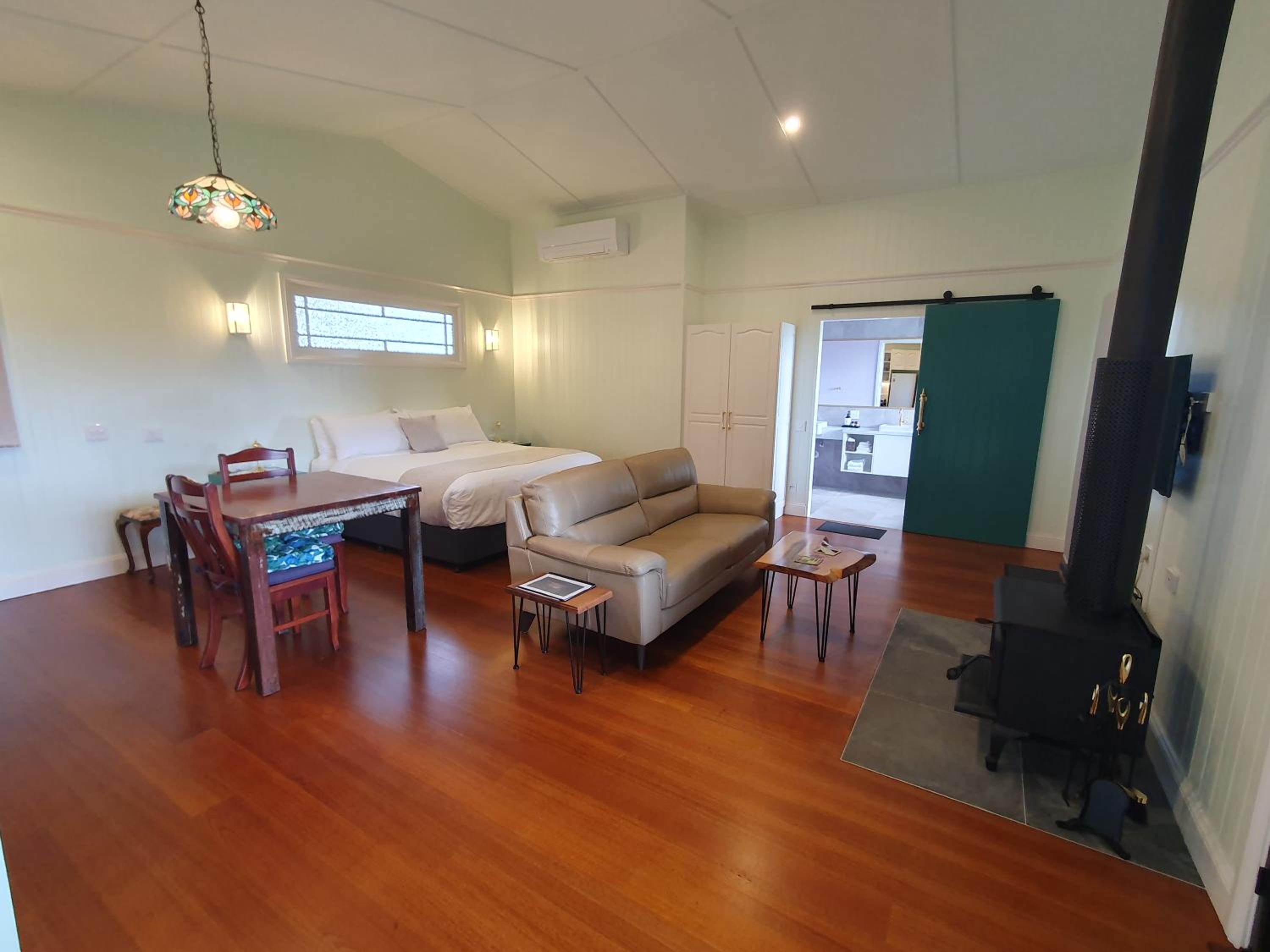 Couples Accessible Cabin, Zarina Country Cabins, 6