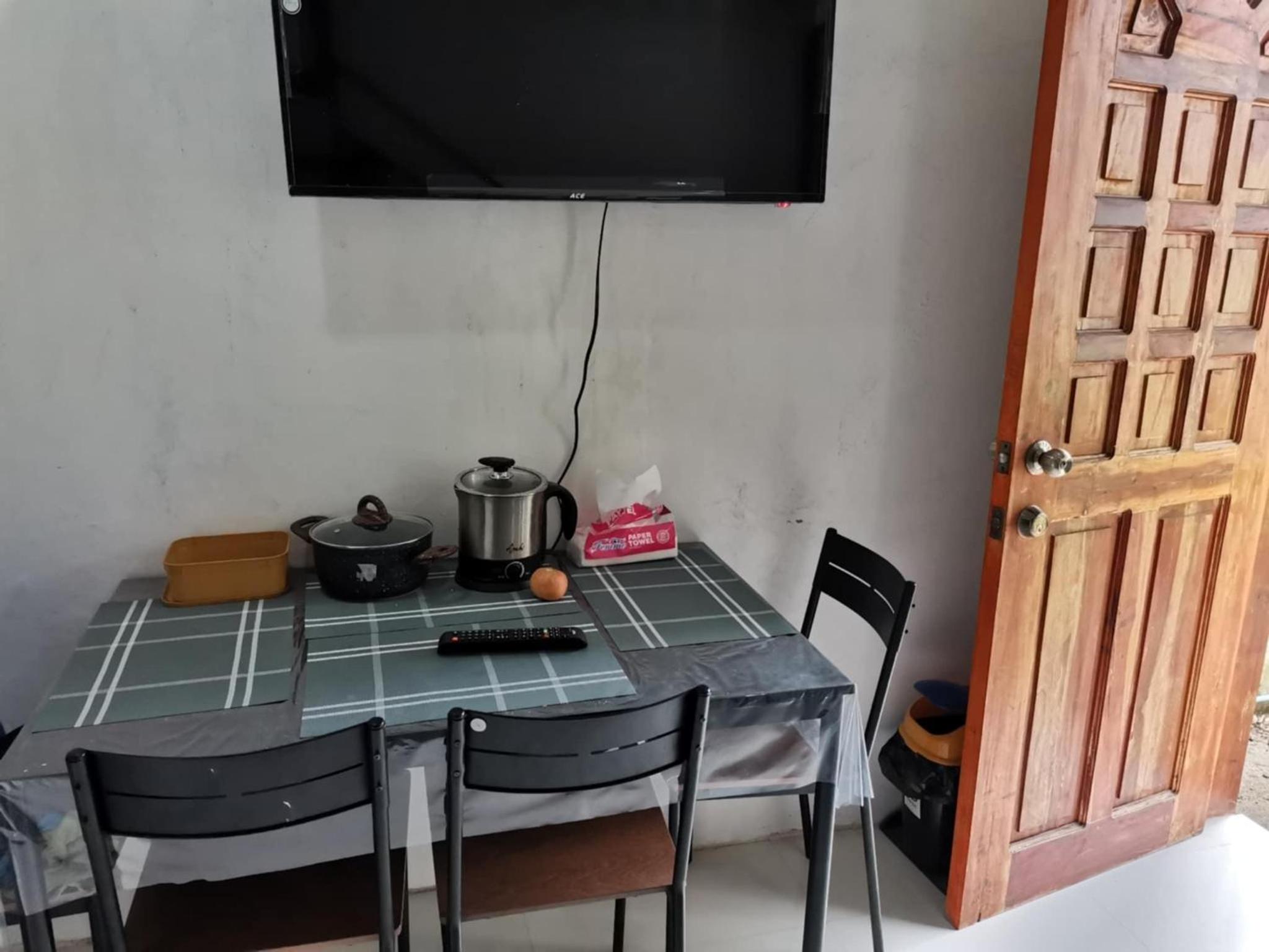 1 Bed House - Sleeps 2 - Parking - Wifi view 3
