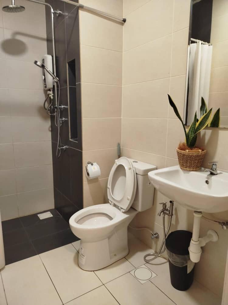 Cozy Haven Queen Studio Free Private Parking Netflix photo 4