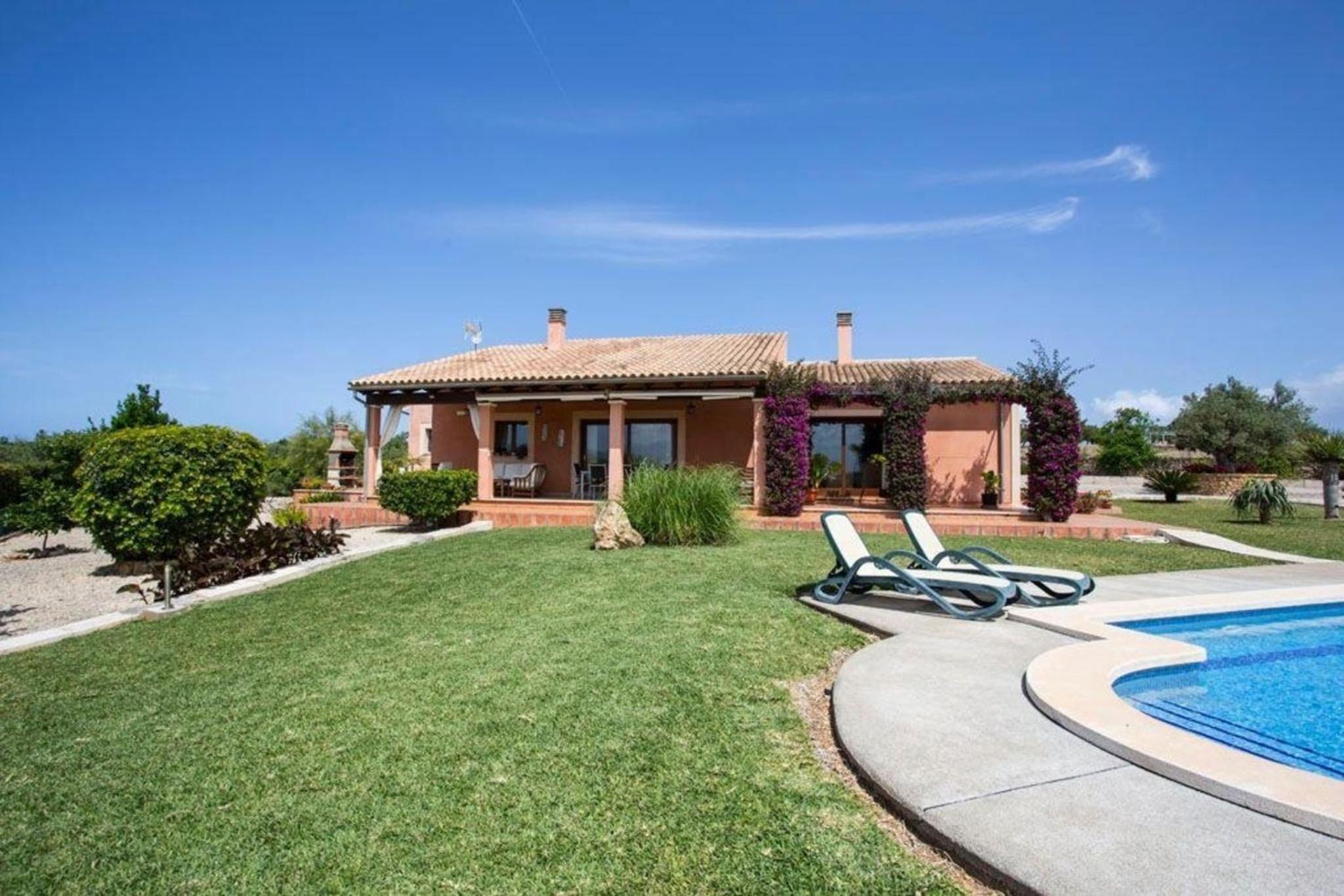 Schöne Finca mit Pool im Olivenhain