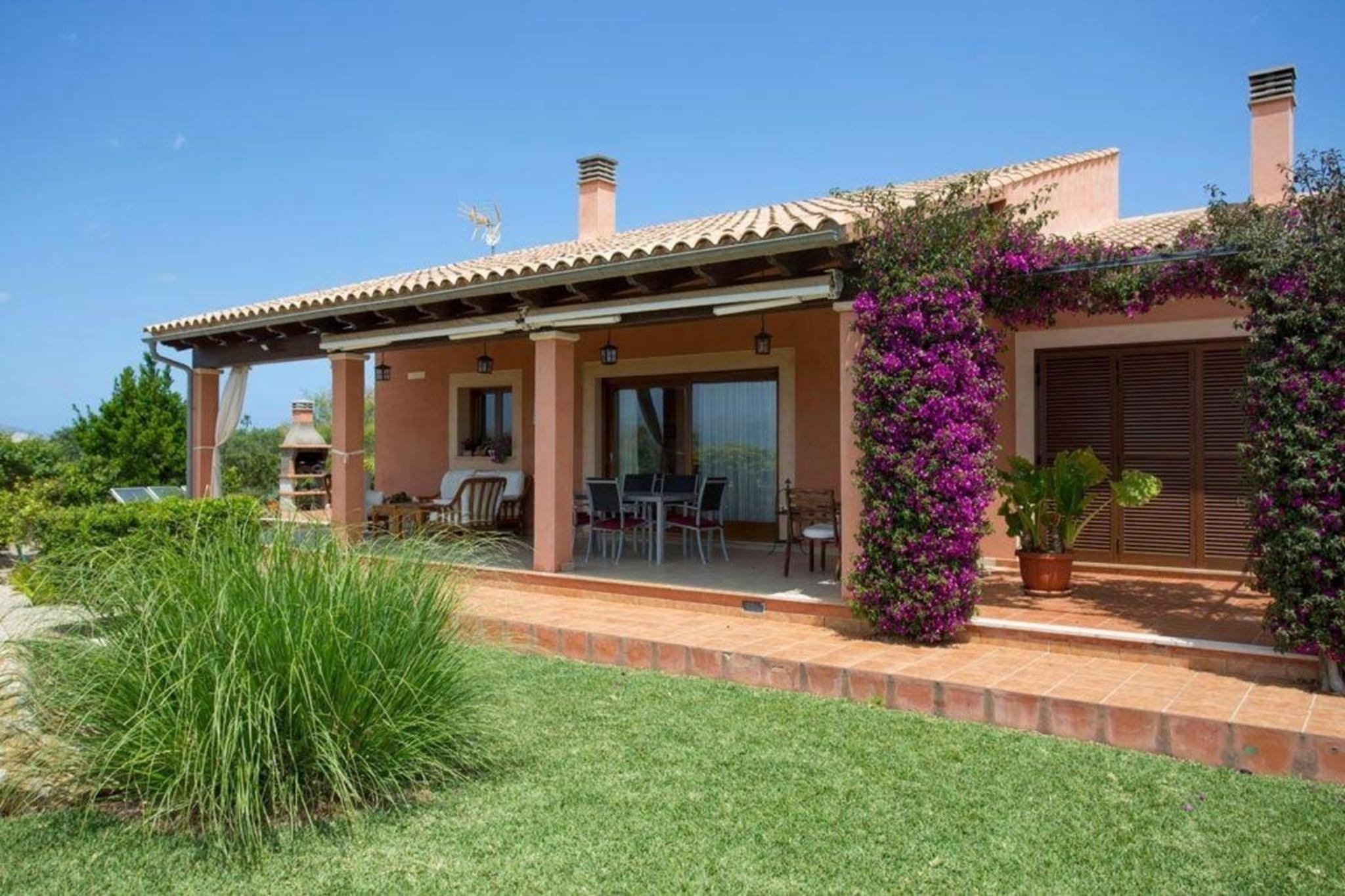 Schöne Finca mit Pool im Olivenhain