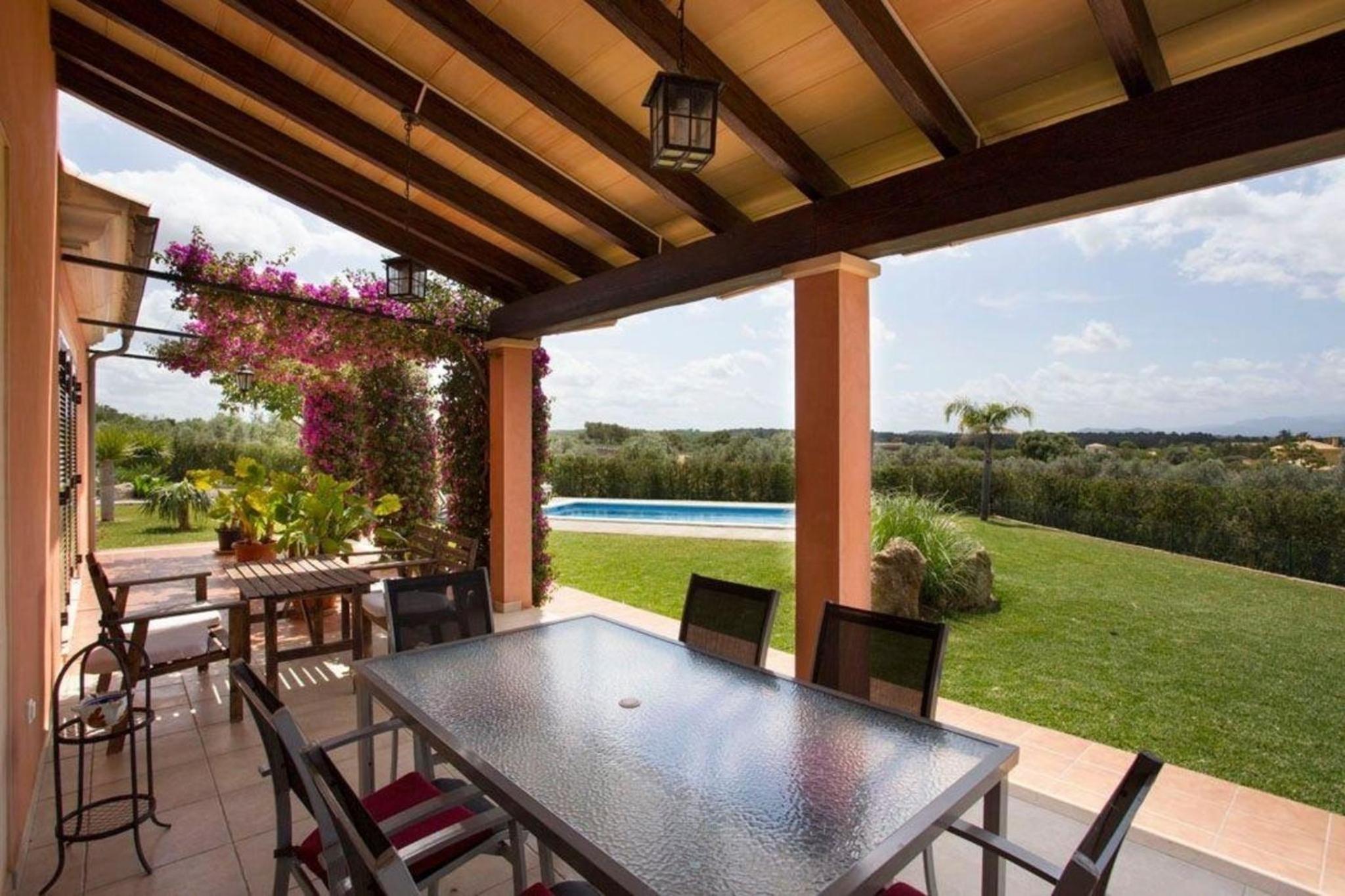 Schöne Finca mit Pool im Olivenhain