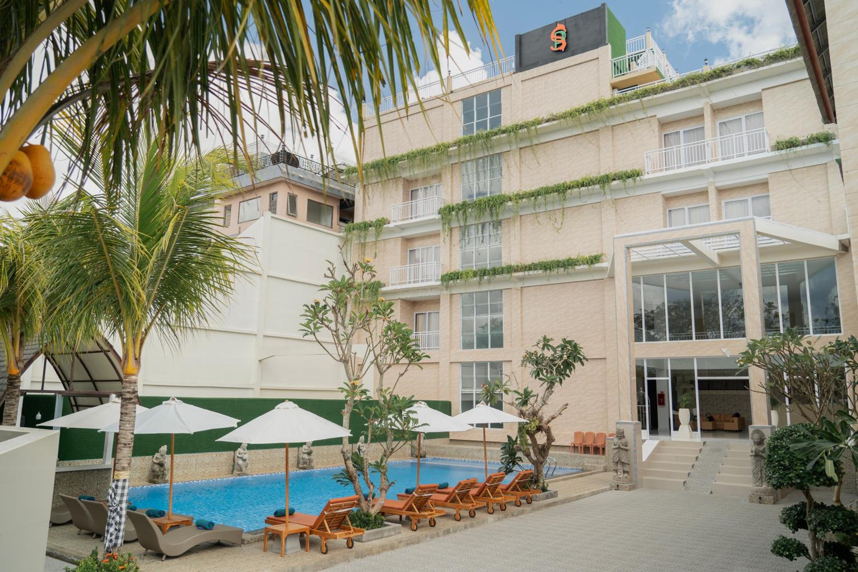 Hotel The Pandan Sari Hotel - Image 1