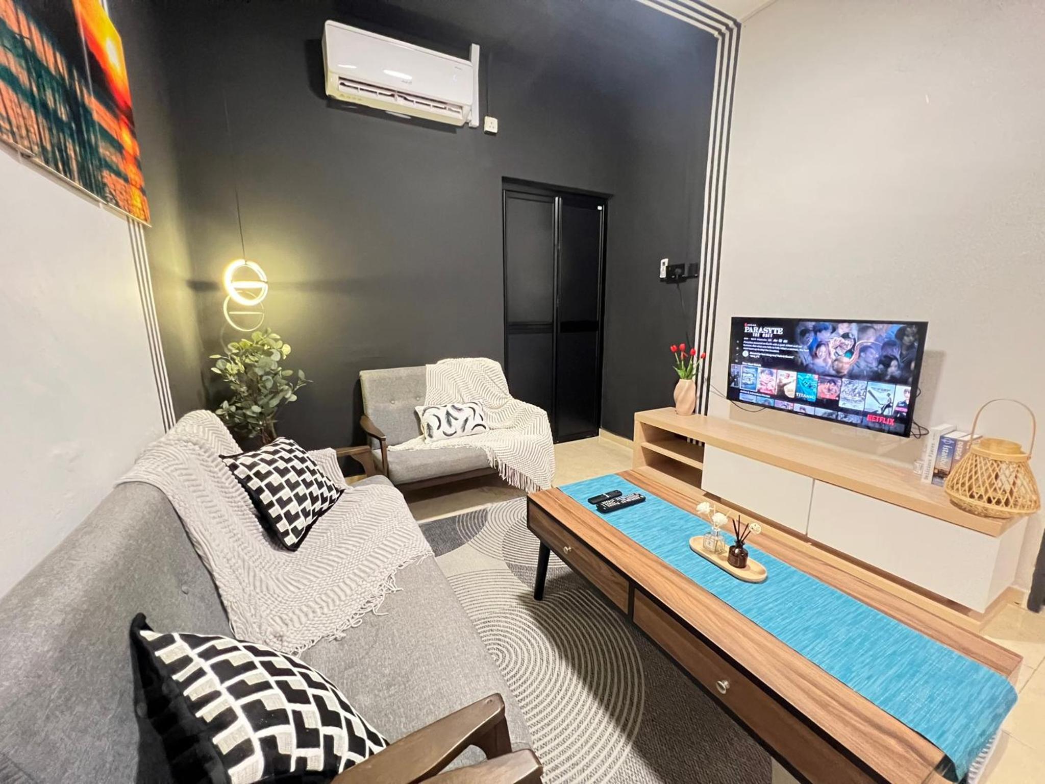 YOLO3 10PAX CentralTown Piano, PoolTable, Netflix photo 2