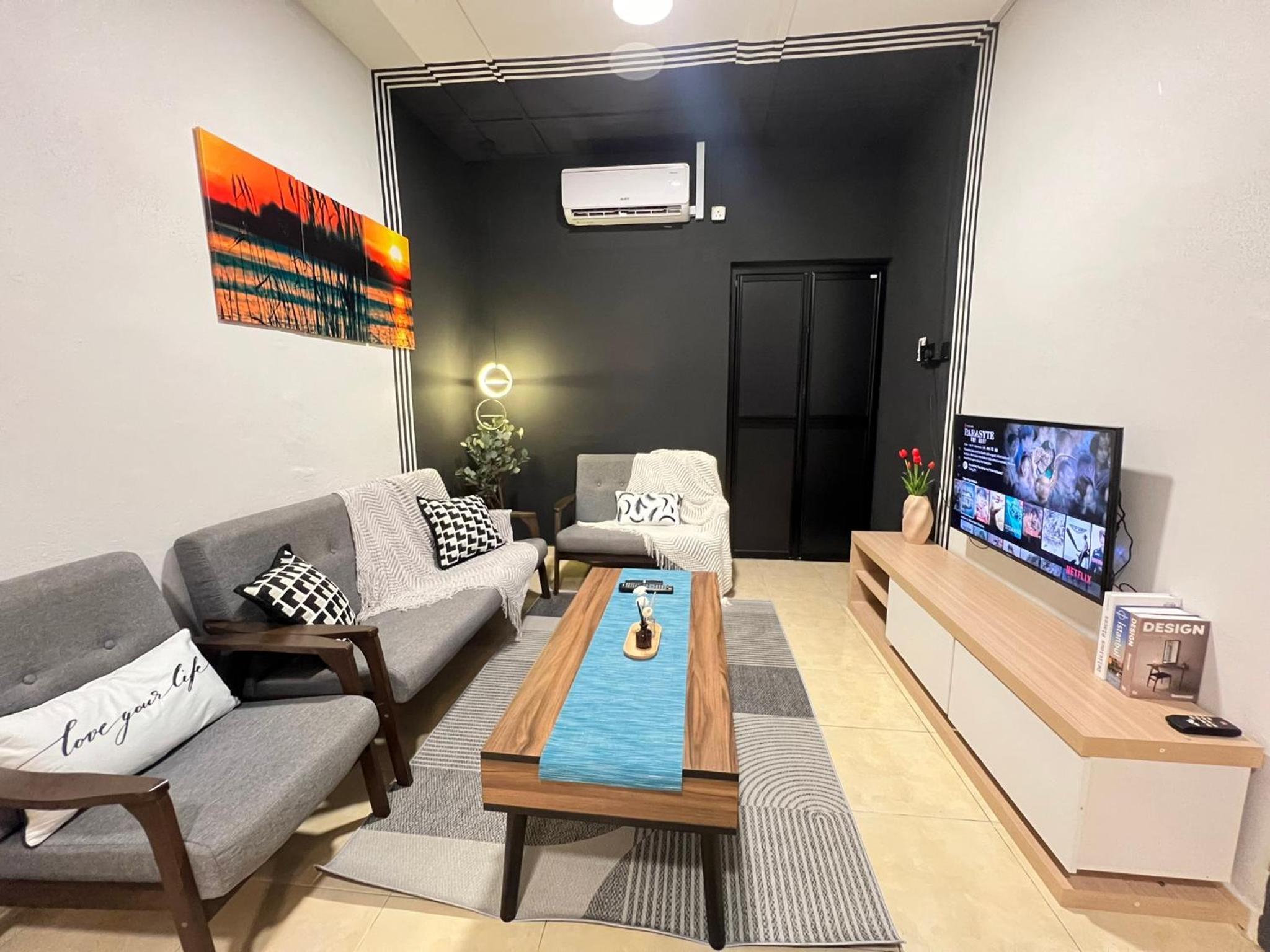 YOLO3 10PAX CentralTown Piano, PoolTable, Netflix photo 5