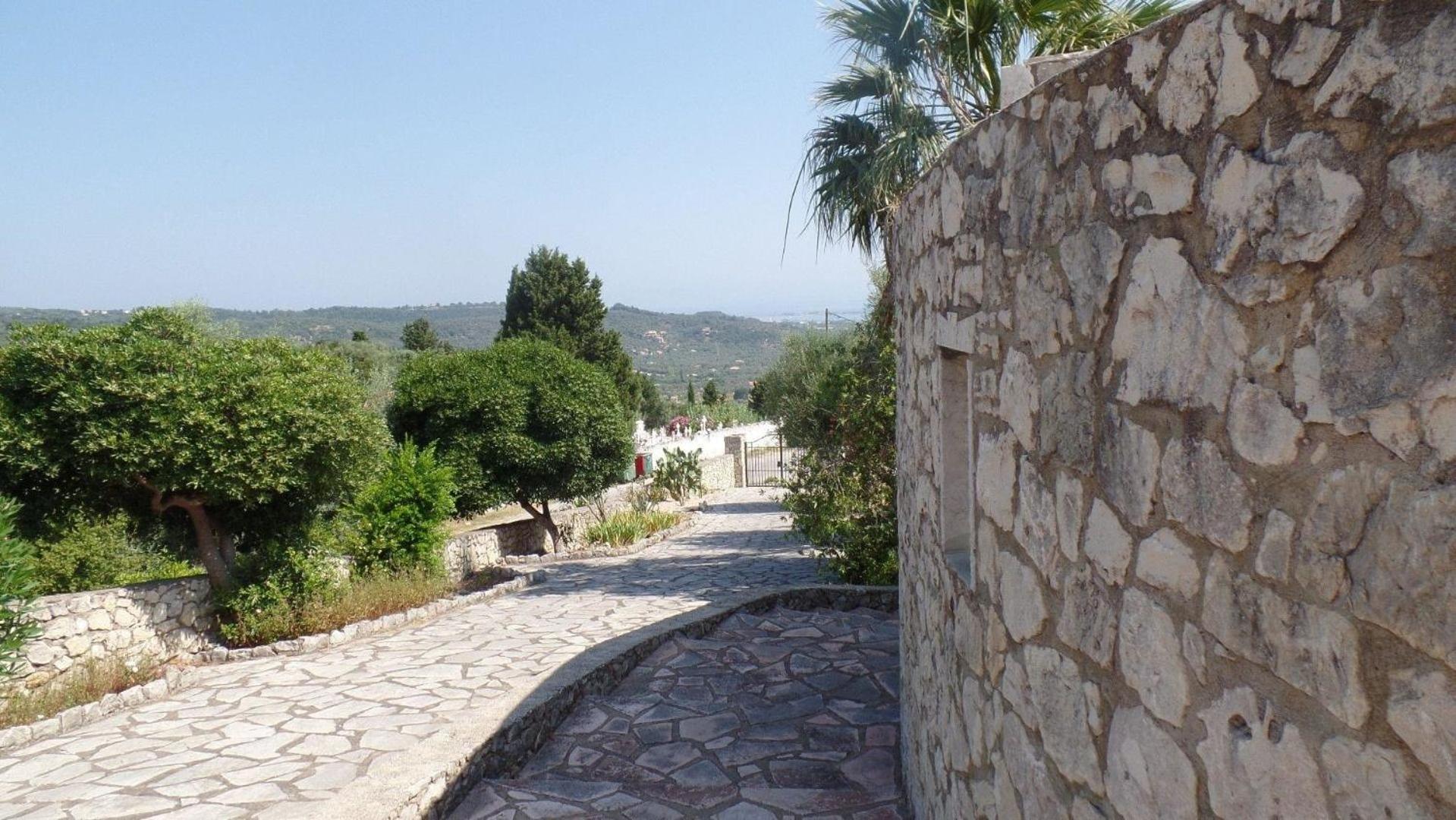 Kolonialvilla am alten Olivenhain mit Swimmingpool