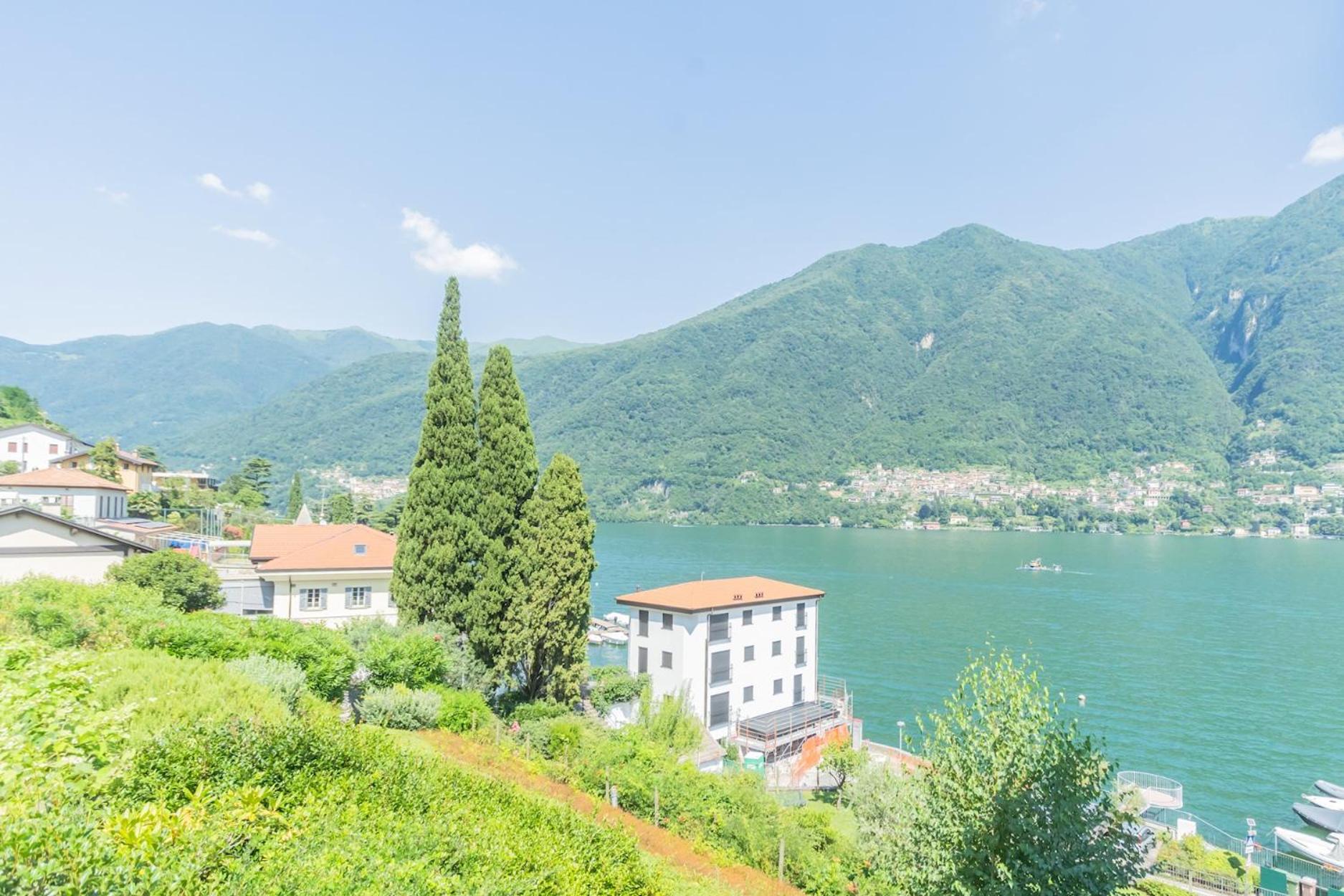 OC Lake Love by Rent All Como view 5
