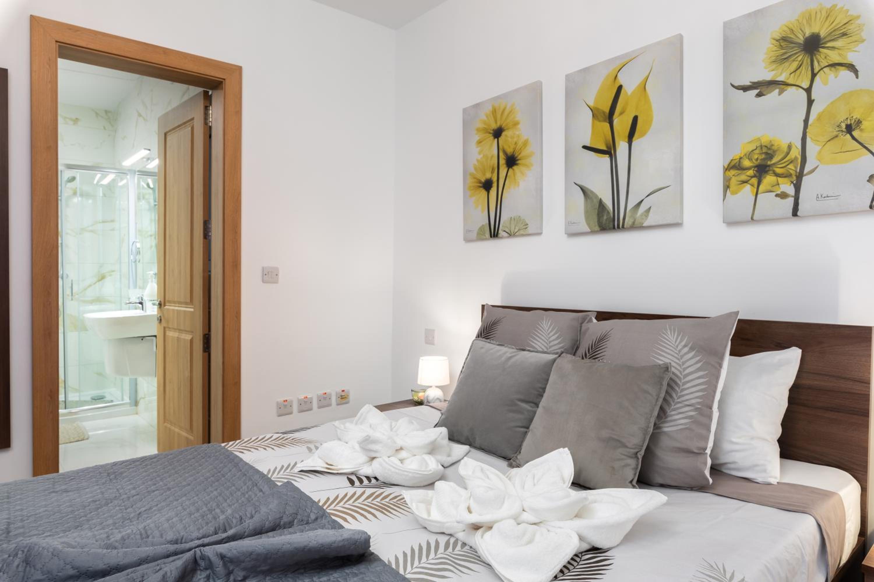Modern 2BR Stylish Apartment with 2 Balconies - Close to St Julian's & Sliema & Yacht Marina view 4