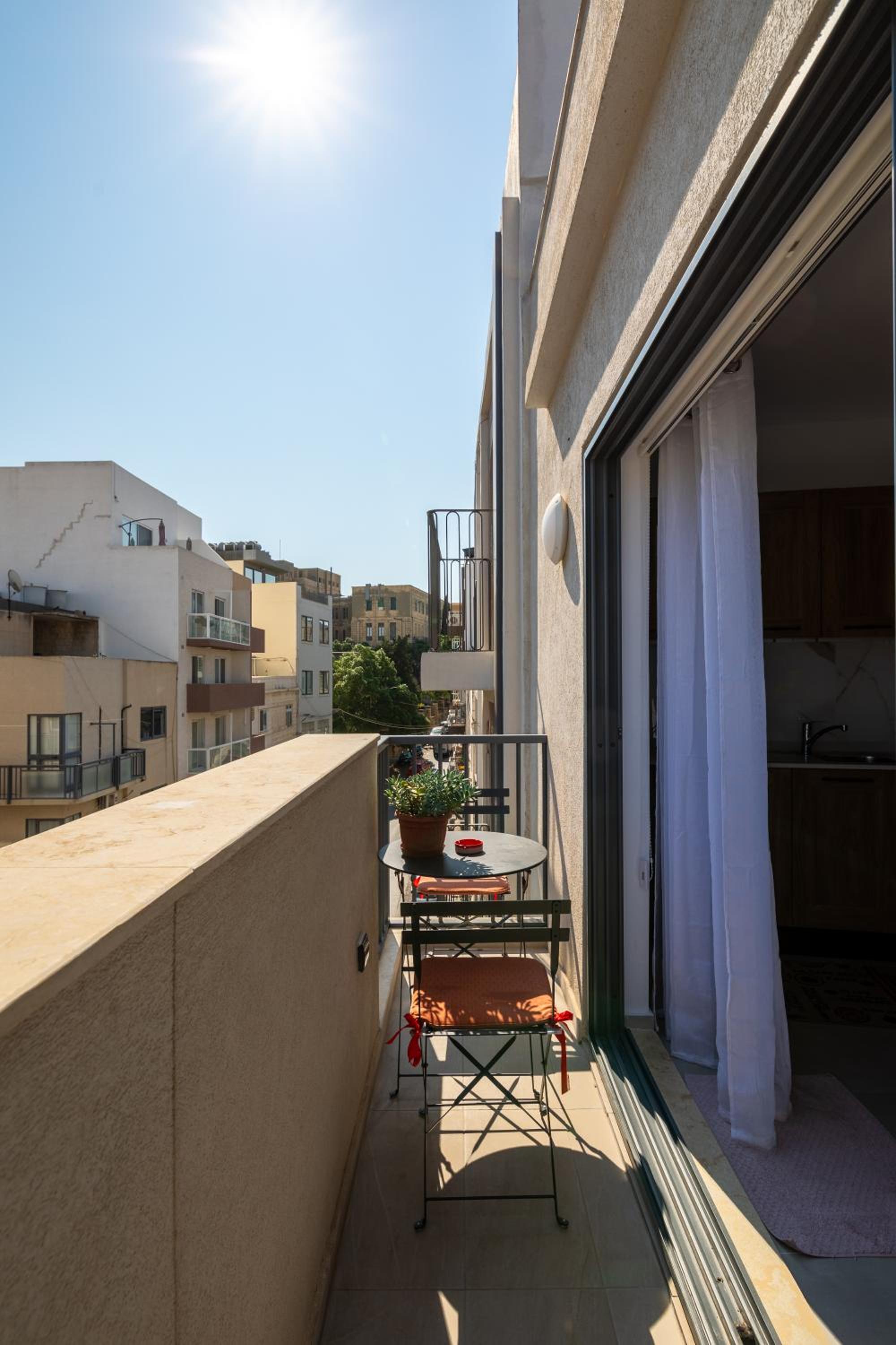 Modern 2BR Stylish Apartment with 2 Balconies - Close to St Julian's & Sliema & Yacht Marina photo 2